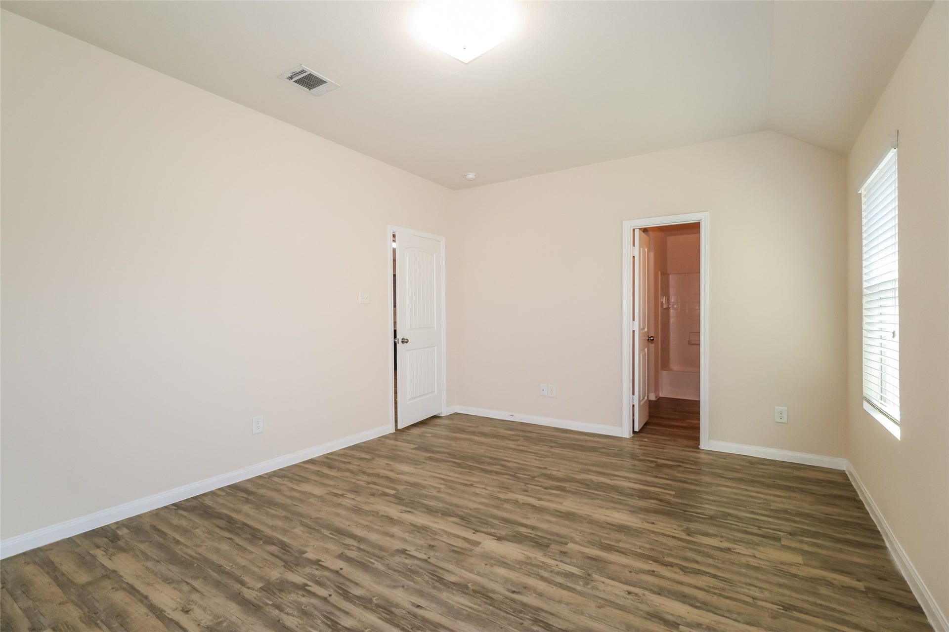 2427 High Island Way, Houston, TX 77073 Photos may be representative of the floor plan and not the exact home. Finishes, layout, and features of the actual property for lease may vary.