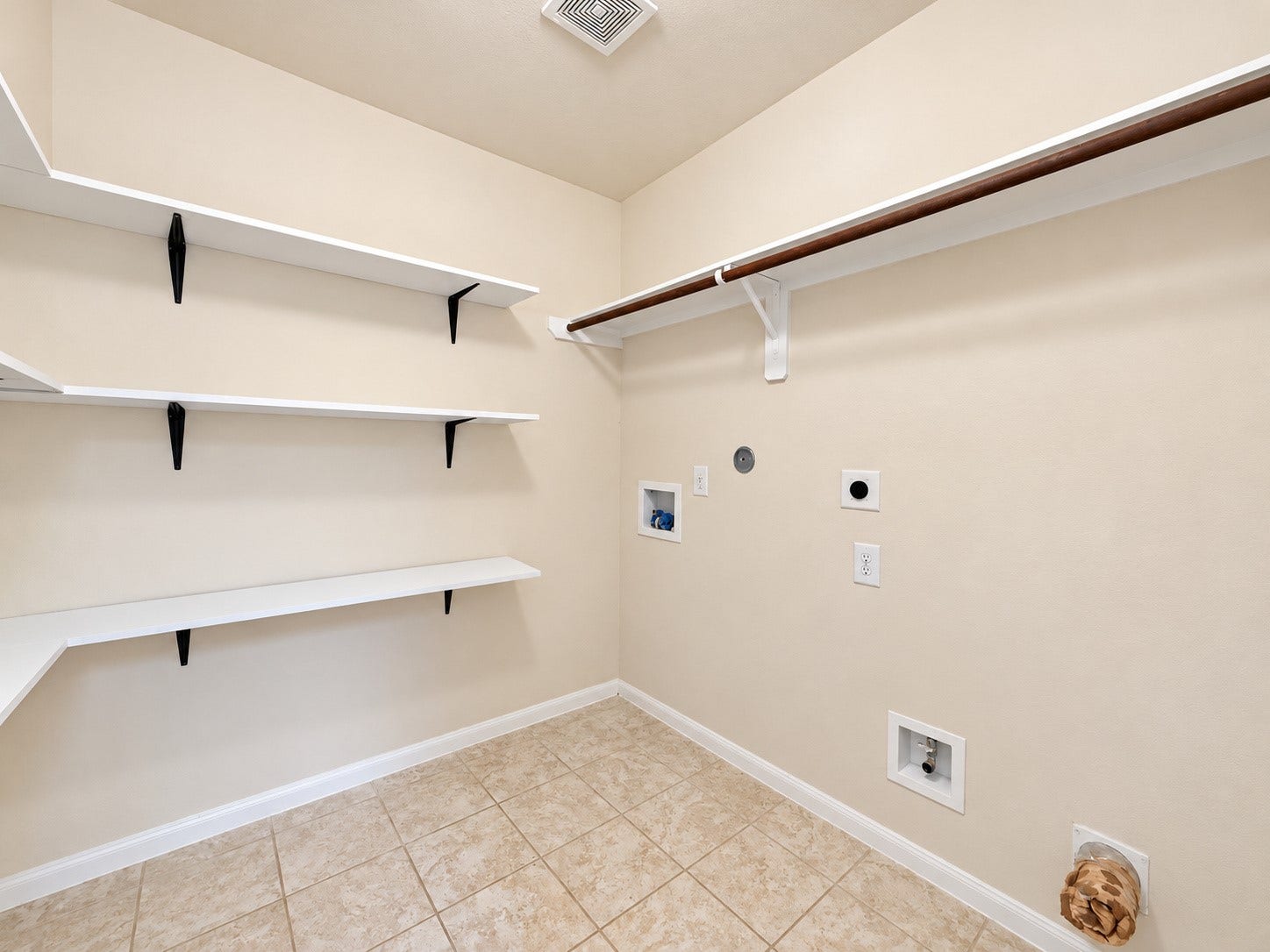 7510 Pavilion Drive, Houston, TX 77083 Walk-in Pantry