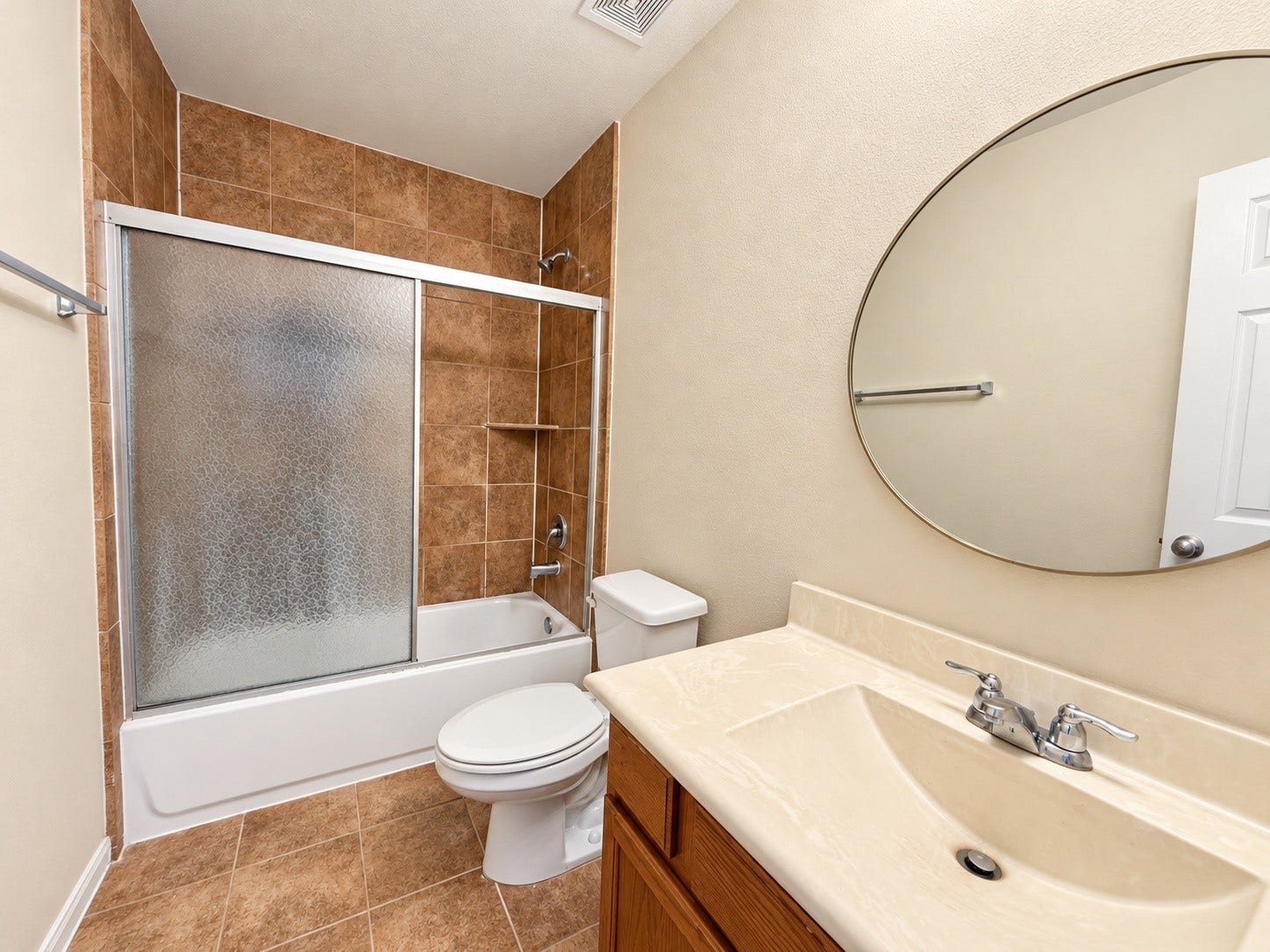7510 Pavilion Drive, Houston, TX 77083 Full bathroom