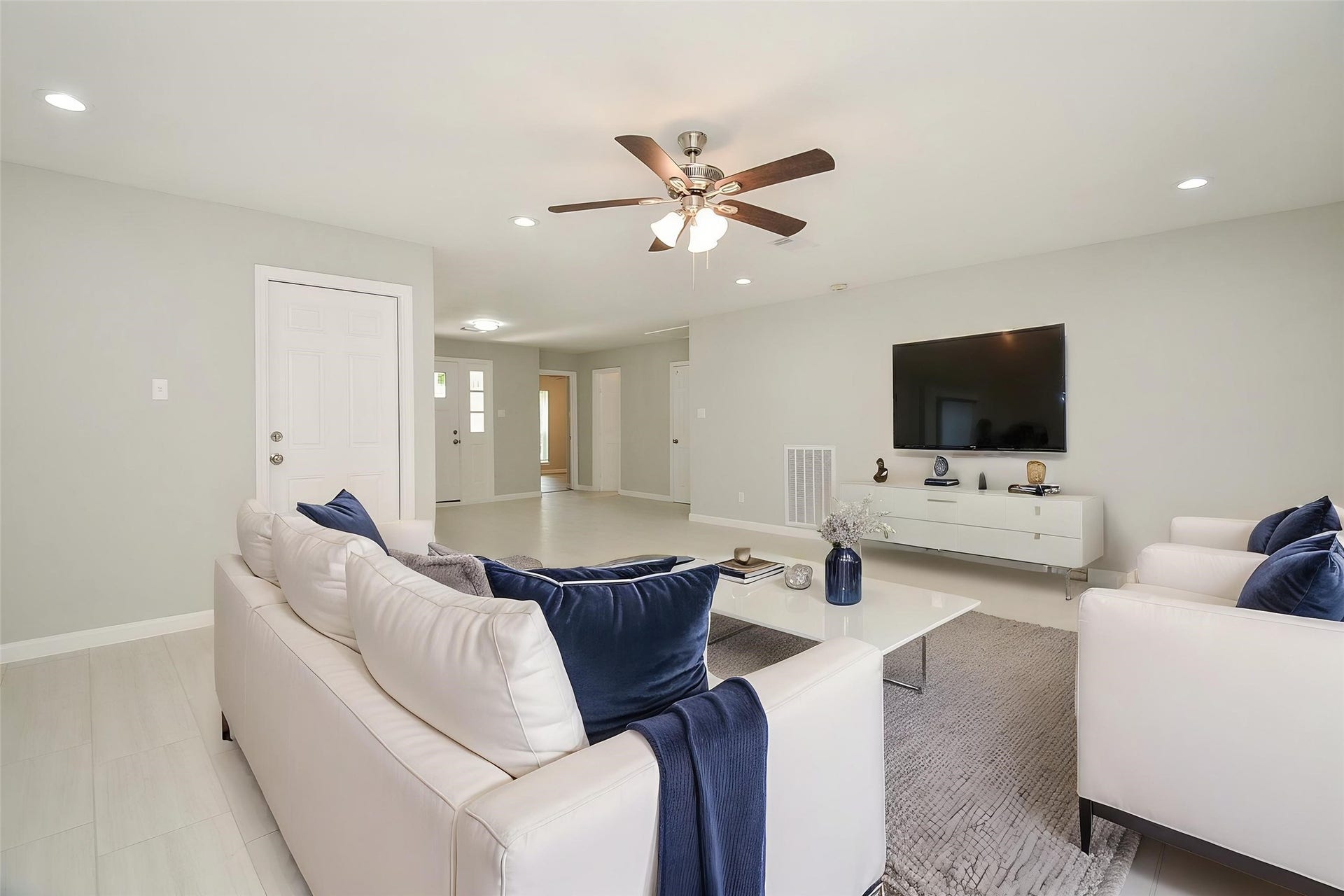 29502 Stapleford Street, Spring, TX 77386 Efficient walk room that is perfect for entertaining.