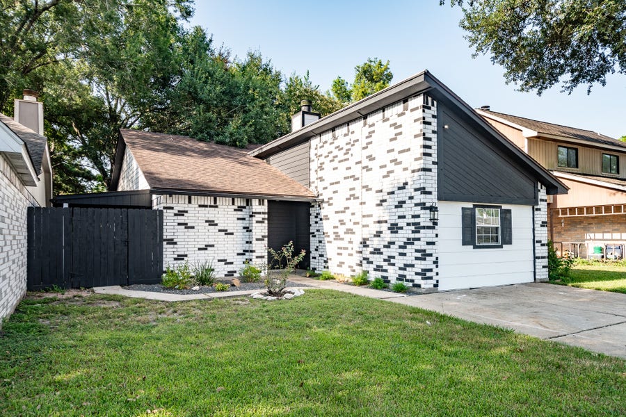 Property photo for 30 Crestbriar Court, Baytown, TX