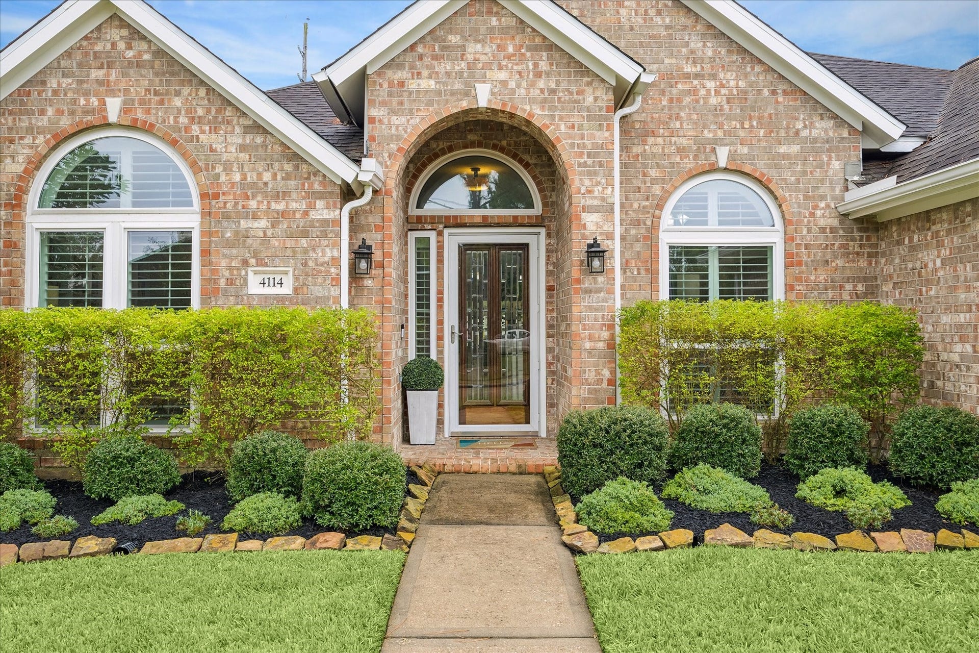 4114 Stonehurst Drive, Pearland, TX 77584 A beautiful welcome home! The inviting front entrance offers timeless curb appeal and a glimpse of the elegance and attention to detail that await inside.