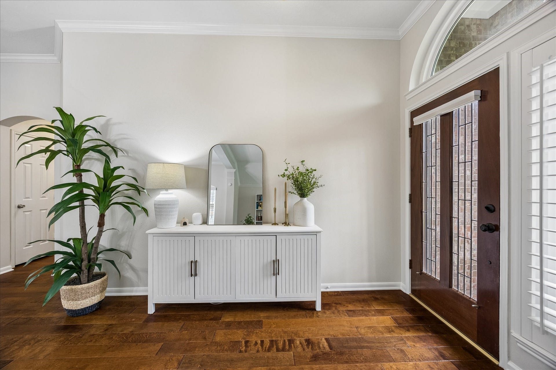 4114 Stonehurst Drive, Pearland, TX 77584 A beautiful blend of warmth and sophistication! The spacious foyer offers a graceful welcome with rich wood flooring, elegant double entry doors, and plenty of room for a stylish entry console.