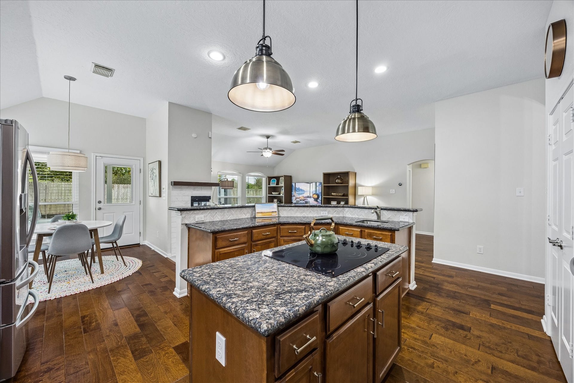 4114 Stonehurst Drive, Pearland, TX 77584 Everyday convenience meets thoughtful design! Ample cabinetry and countertop space provide plenty of storage and room for meal preparation, while the kitchens functional layout keeps everything within easy reach.