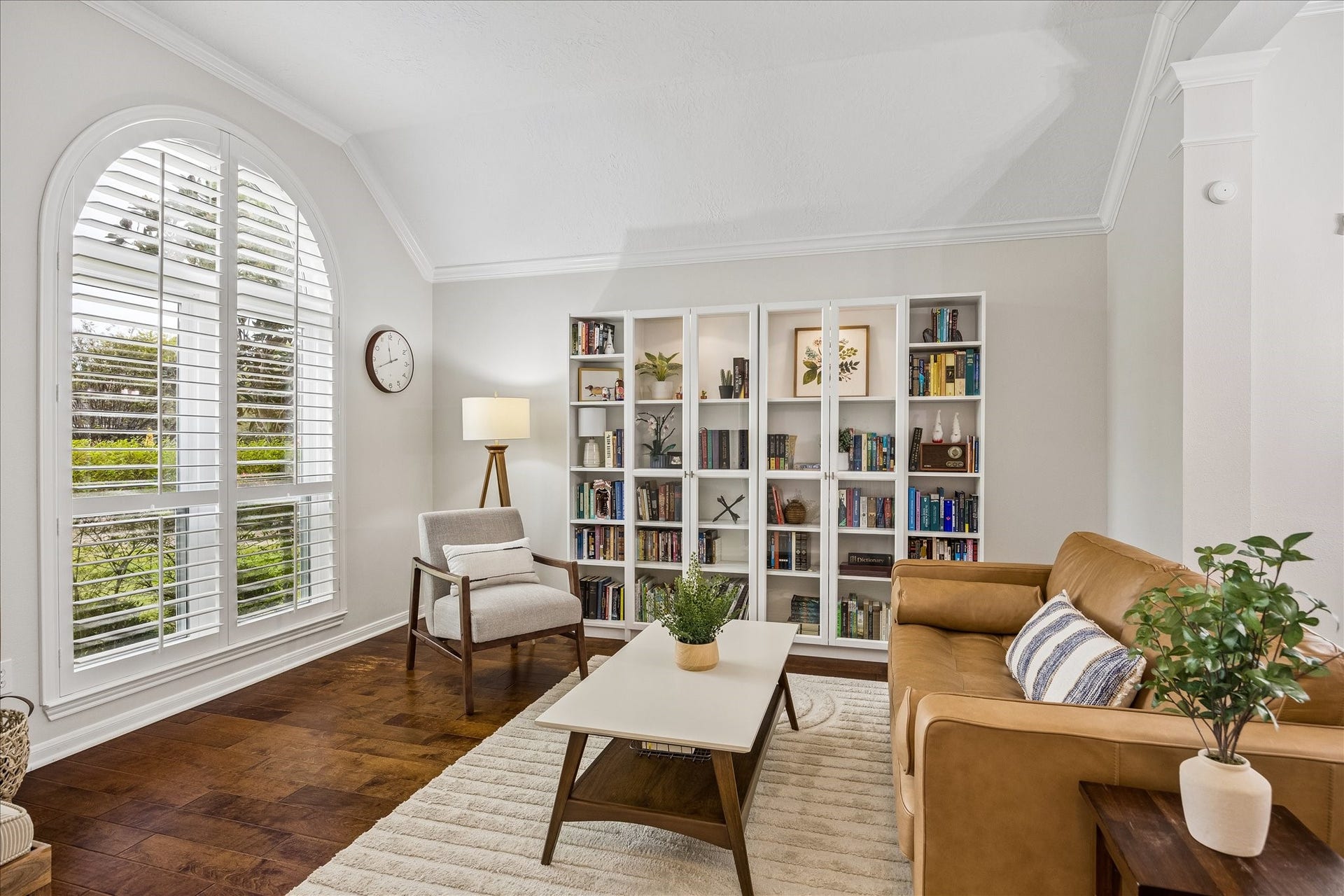 4114 Stonehurst Drive, Pearland, TX 77584 Timeless elegance meets everyday comfort! Gorgeous arched windows with plantation shutters fill this beautifully appointed living room with natural light, while rich wood flooring and graceful architectural details create a warm, sophisticated atmosphere.