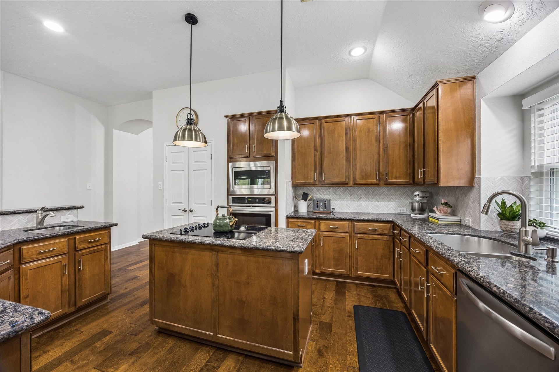 4114 Stonehurst Drive, Pearland, TX 77584 A kitchen that makes everyday living effortless! Generous counter space, abundant cabinetry, and a thoughtfully arranged workspace offer the perfect combination of practicality and charm.