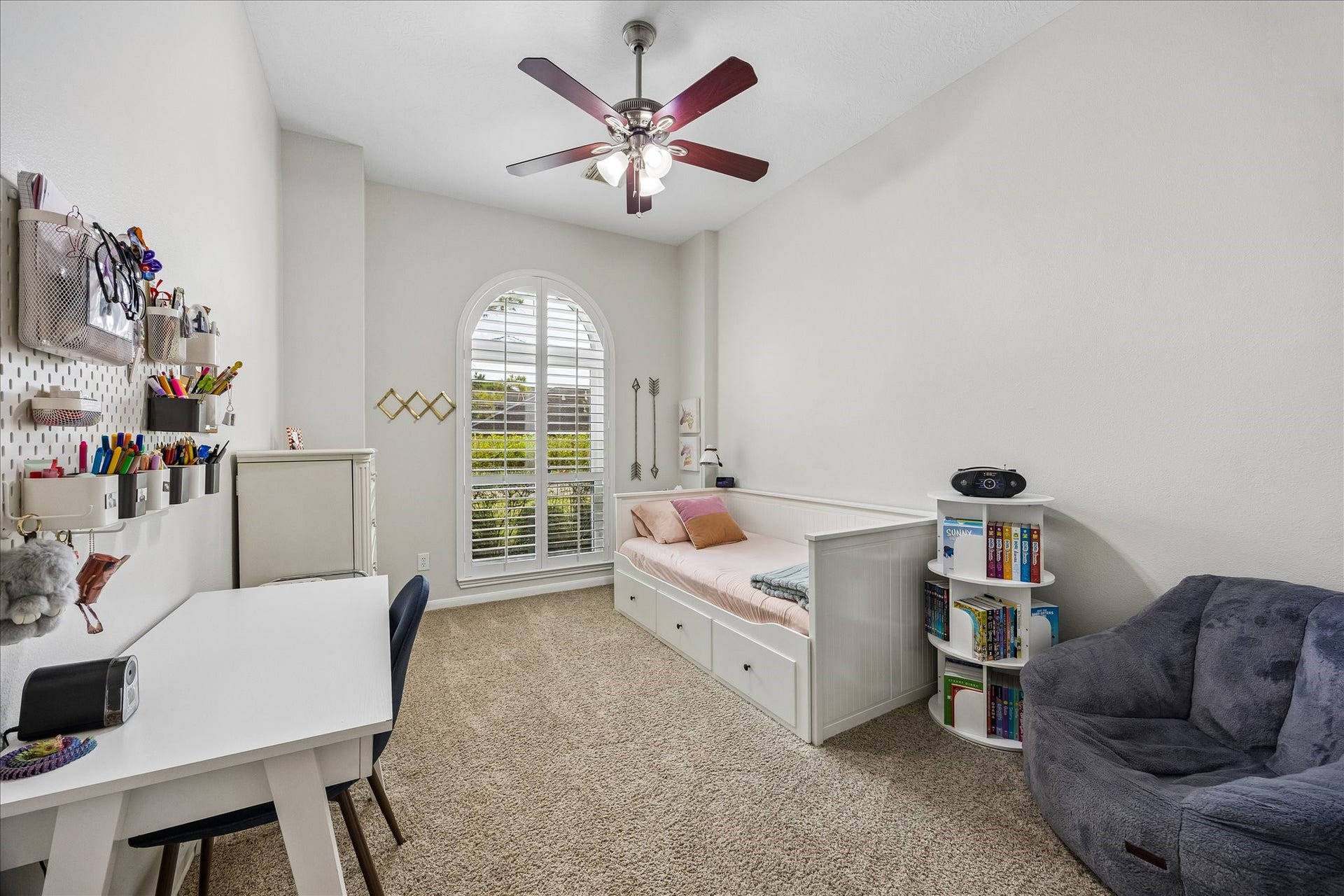 4114 Stonehurst Drive, Pearland, TX 77584 Bright, welcoming, and wonderfully versatile! This spacious secondary bedroom offers plenty of natural light and room to make it your own, whether creating a restful retreat or a space that reflects your personal style.