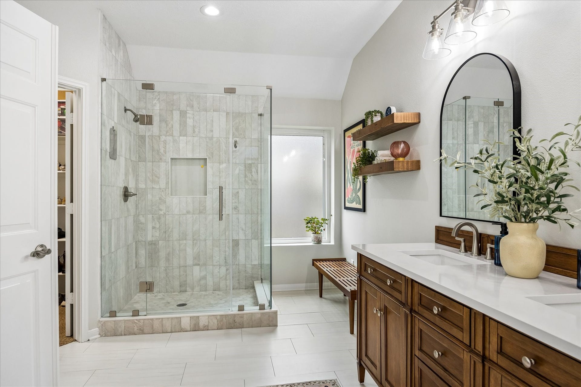 4114 Stonehurst Drive, Pearland, TX 77584 Your own private spa-inspired retreat! Beautifully remodeled in 2024, this stunning primary bath showcases an oversized glass-enclosed shower, elegant tilework, quartz countertops, and stylish new vanities. Every detail feels thoughtfully designed!