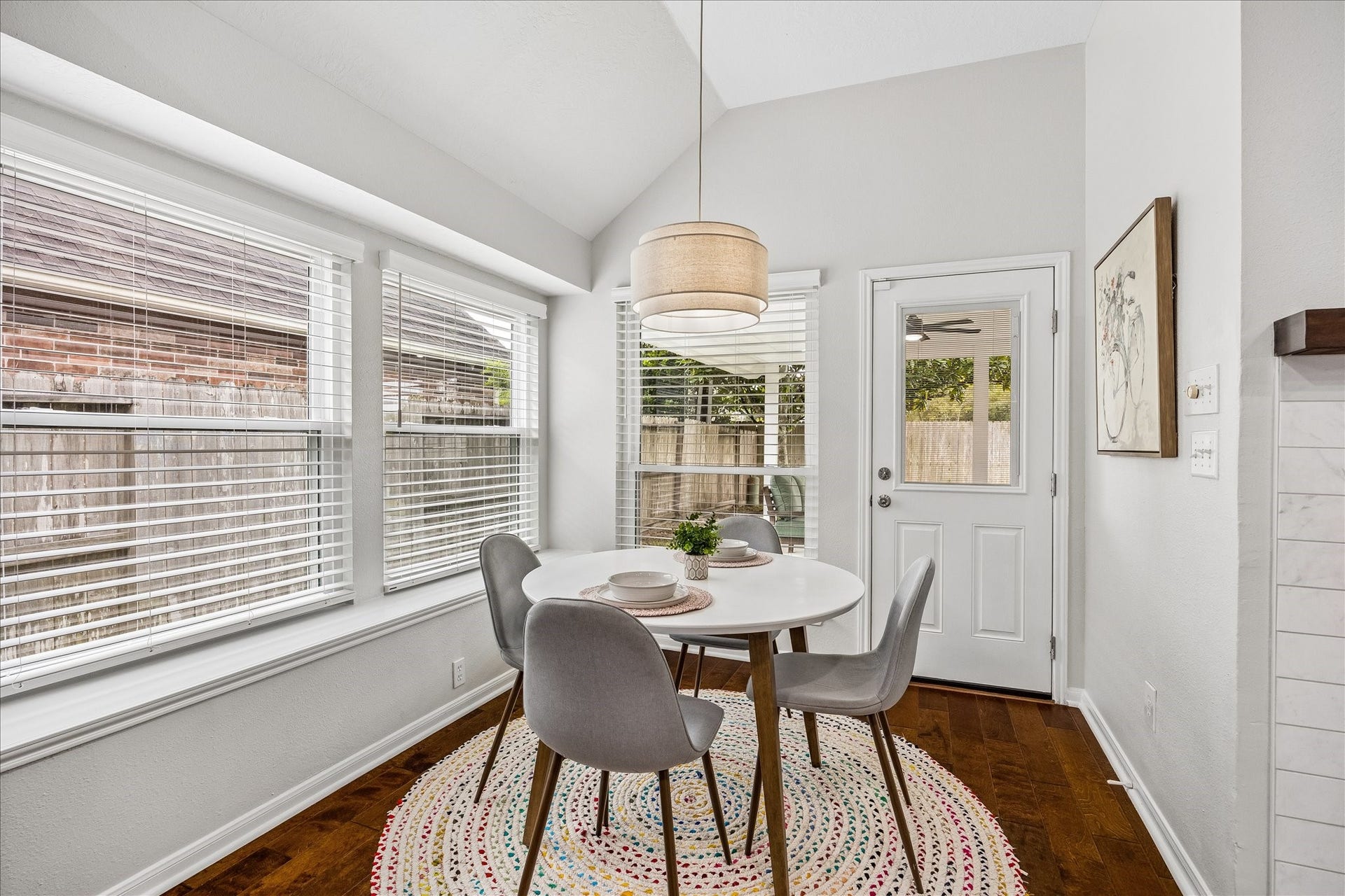 4114 Stonehurst Drive, Pearland, TX 77584 Start your mornings surrounded by natural light! This charming breakfast area offers a cozy spot for casual dining, with lovely backyard views and an inviting connection to the kitchen. The perfect place to enjoy your morning coffee!