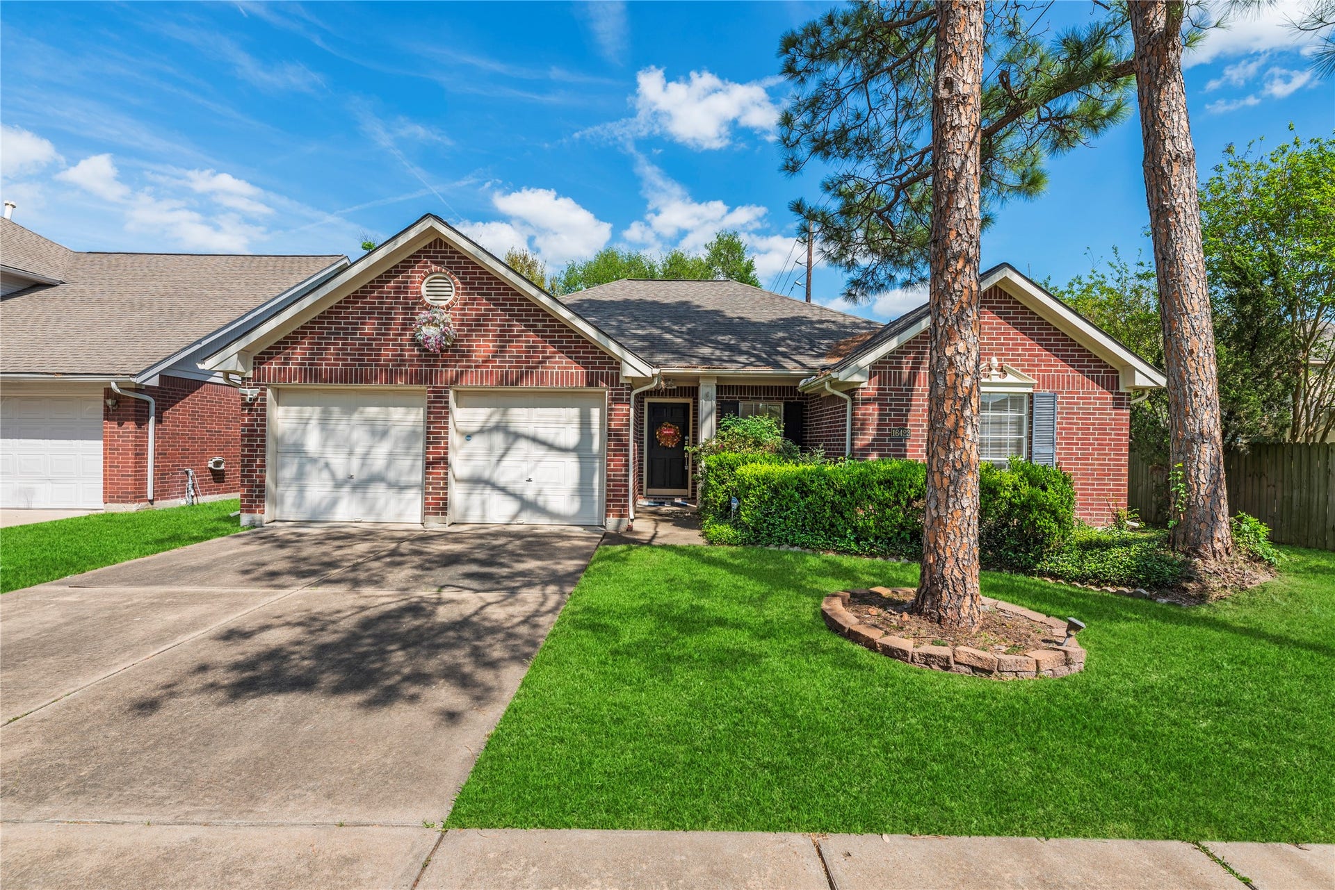 Zoned to top rated FBISD schools and conveniently located to Hwy 6, 59/69, and 90.