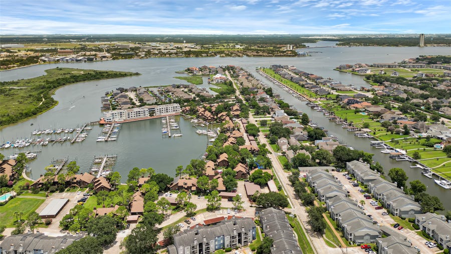 Property photo for 647 Davis Road, League City, TX