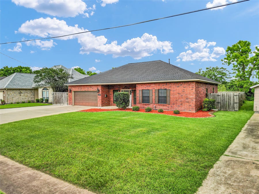 Property photo for 420 Forest Oaks Lane, Lake Jackson, TX