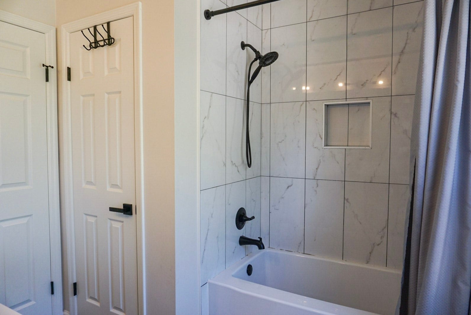 16910 Poplar Hill Street, Houston, TX 77095 Tub/shower combo in secondary bathroom upstairs