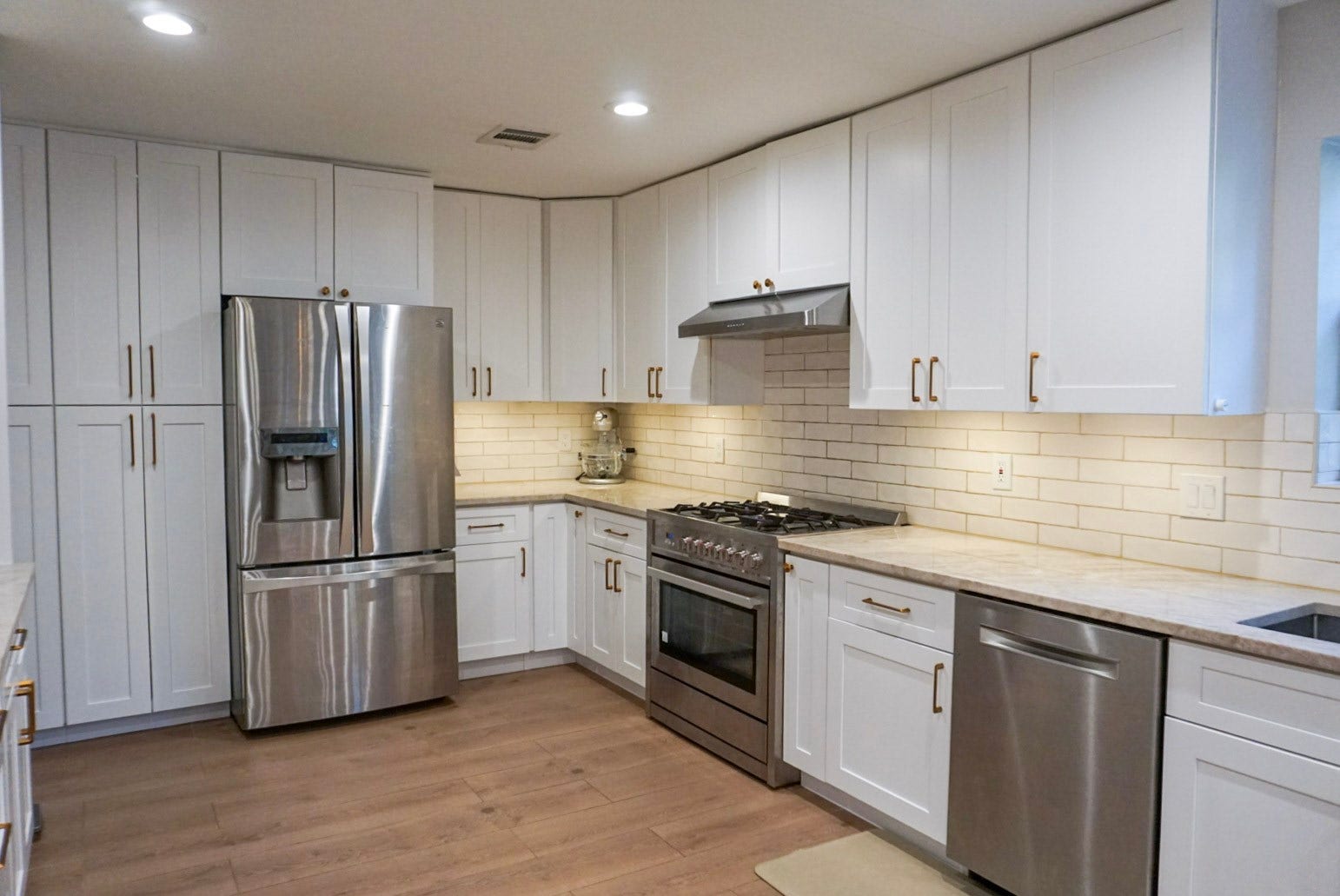 16910 Poplar Hill Street, Houston, TX 77095 36" gas range with 5 burners, fridge not included, but fits