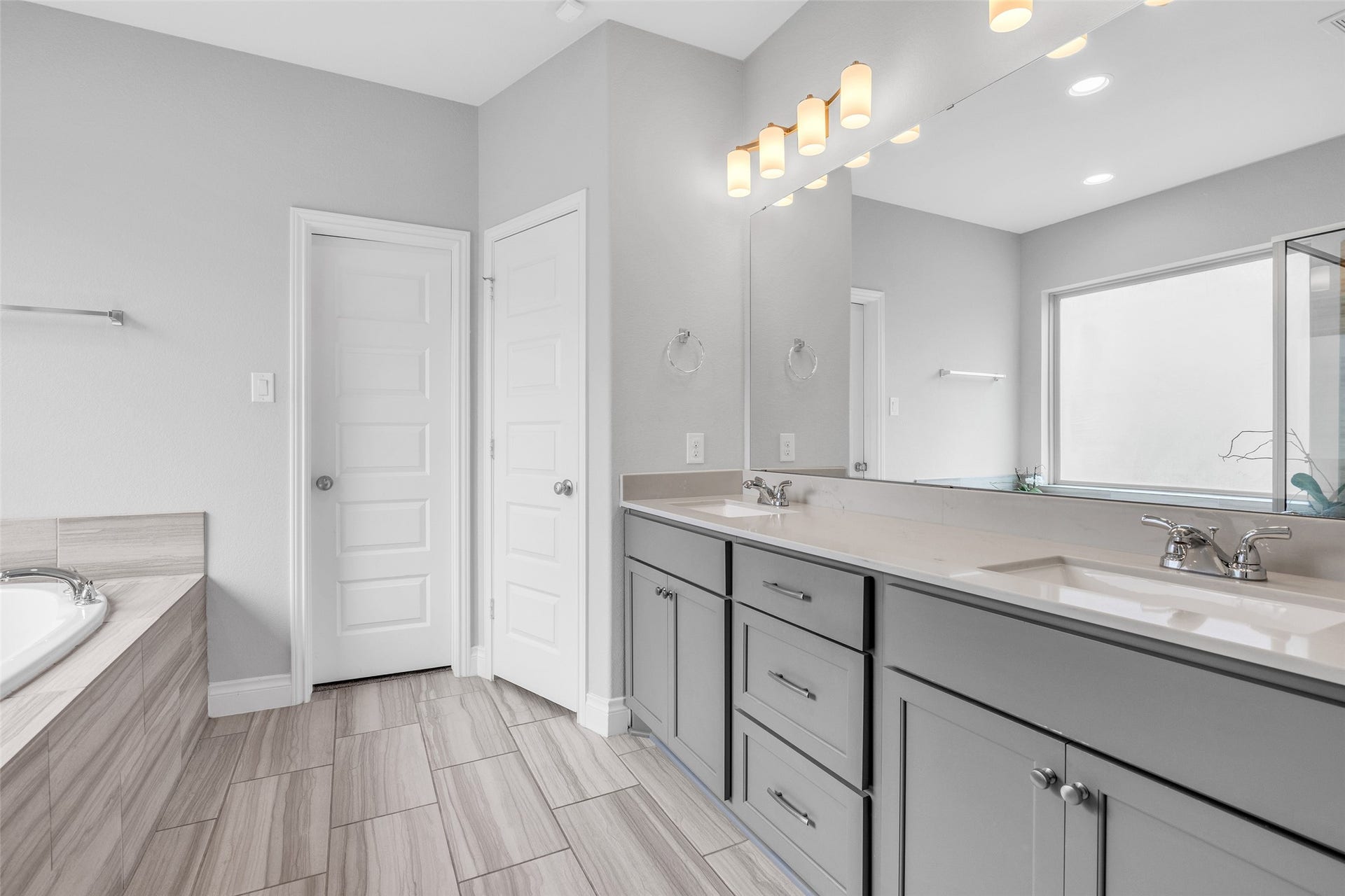Double sinks in primary bathroom
