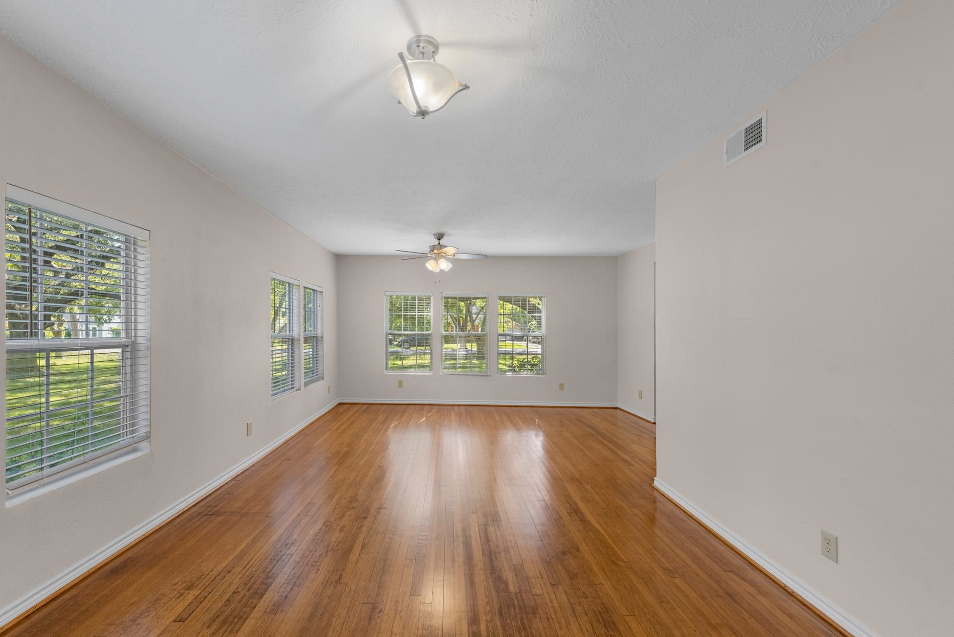 7475 Ashburn Street, Houston, TX 77061 7475 Ashburn Street, Houston, TX 77061