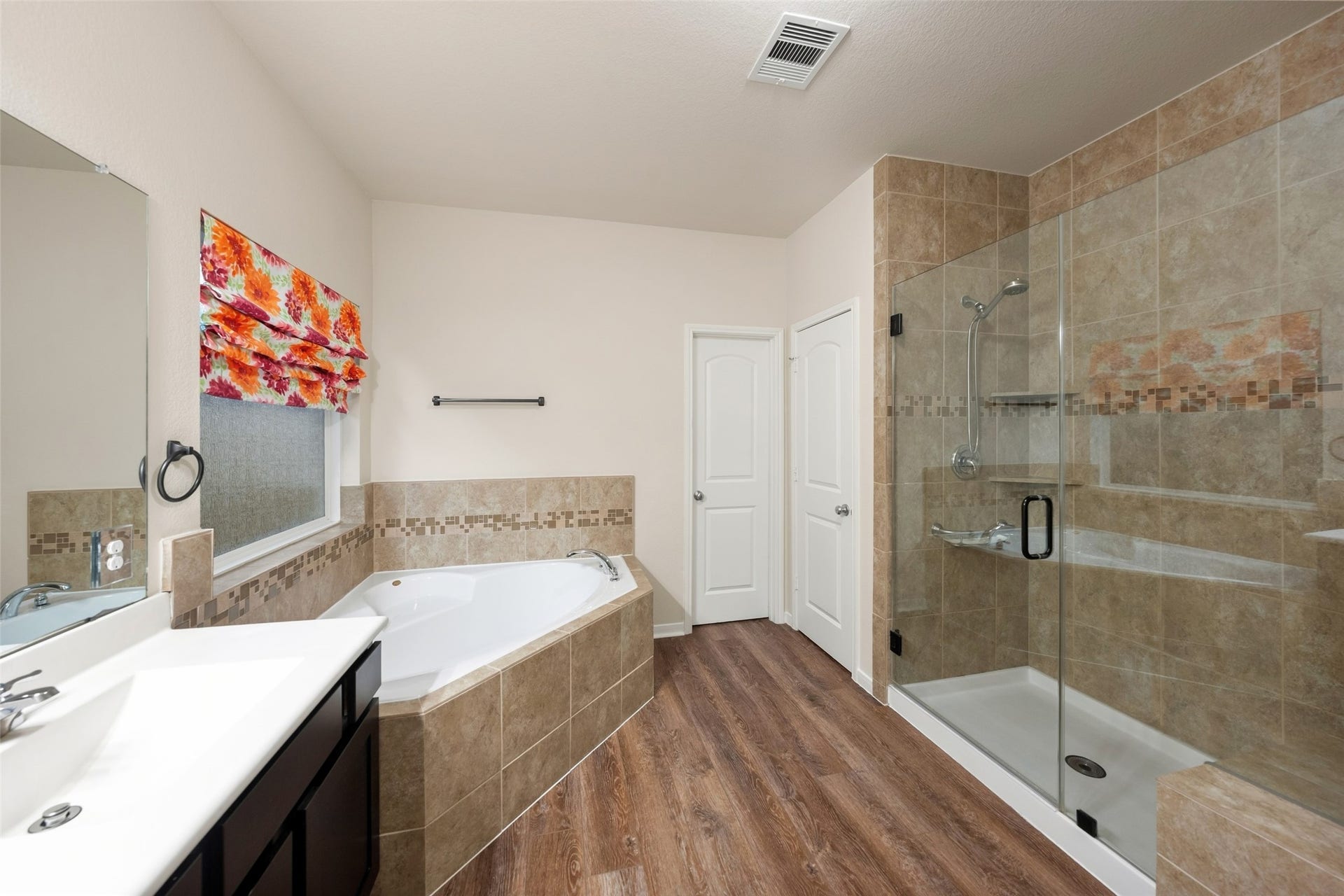 5182 Echo Falls Drive, Alvin, TX 77511 upgraded, extended shower door.