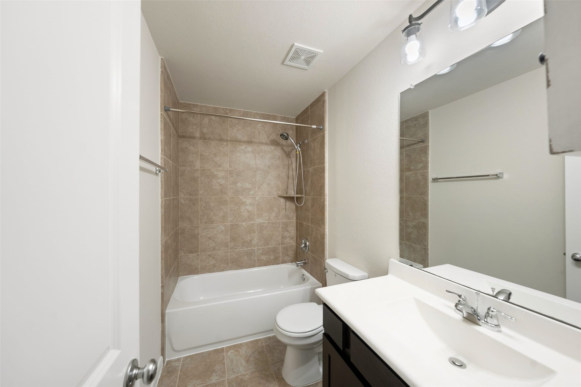 5182 Echo Falls Drive, Alvin, TX 77511 well-equipped full secondary bathroom upstairs.