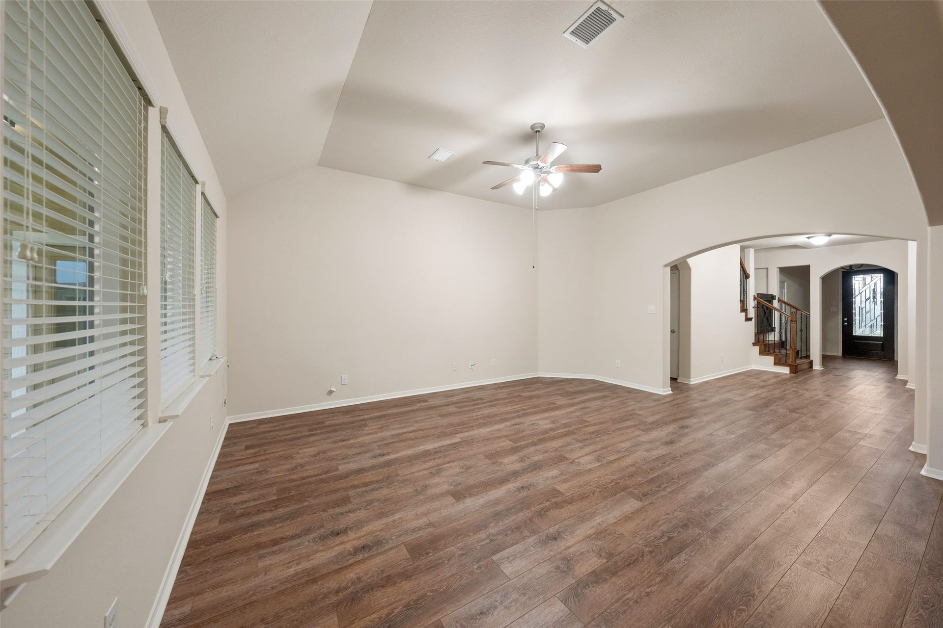 5182 Echo Falls Drive, Alvin, TX 77511 Spacious living area featuring a single sloped ceiling and plenty of windows allowing natural light in.