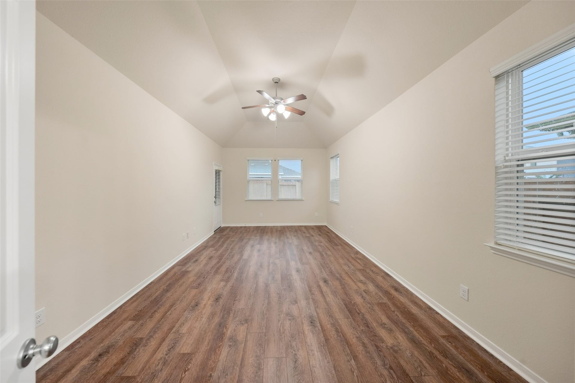 5182 Echo Falls Drive, Alvin, TX 77511 Another view of the primary bedroom highlighting your own private access to the back patio! Also notice all the windows that are able to let in plenty of morning light.