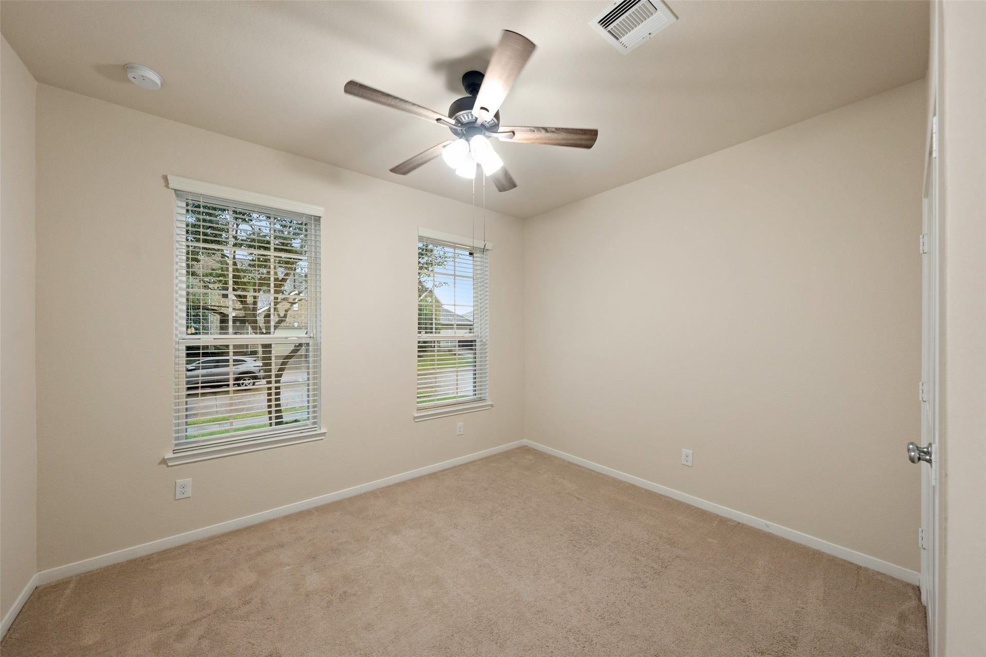 5182 Echo Falls Drive, Alvin, TX 77511 spacious secondary bedroom on the first floor