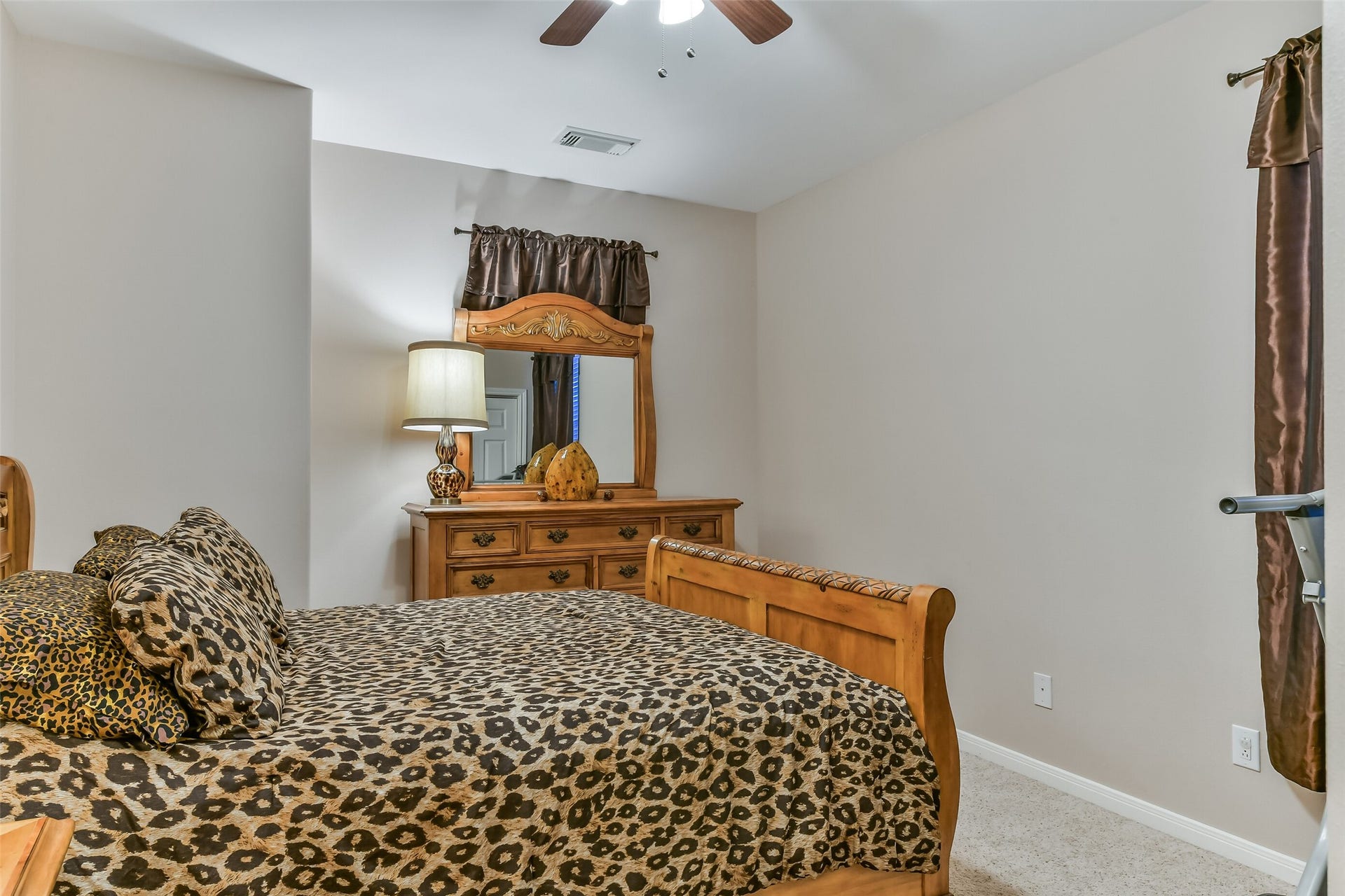 7703 Blimp Base Road, Hitchcock, TX 77563 Bedroom 2