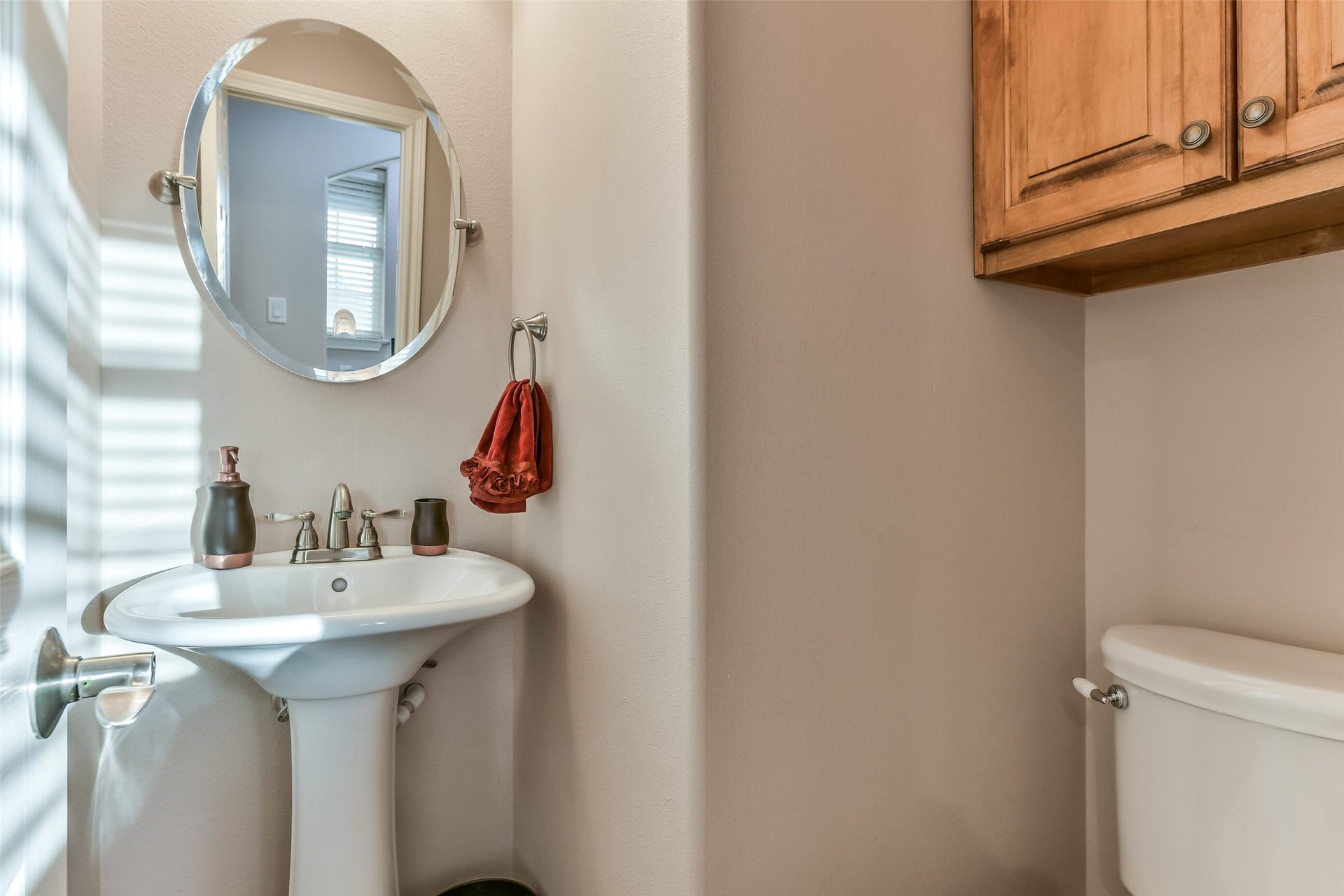 7703 Blimp Base Road, Hitchcock, TX 77563 Half bathroom for guest