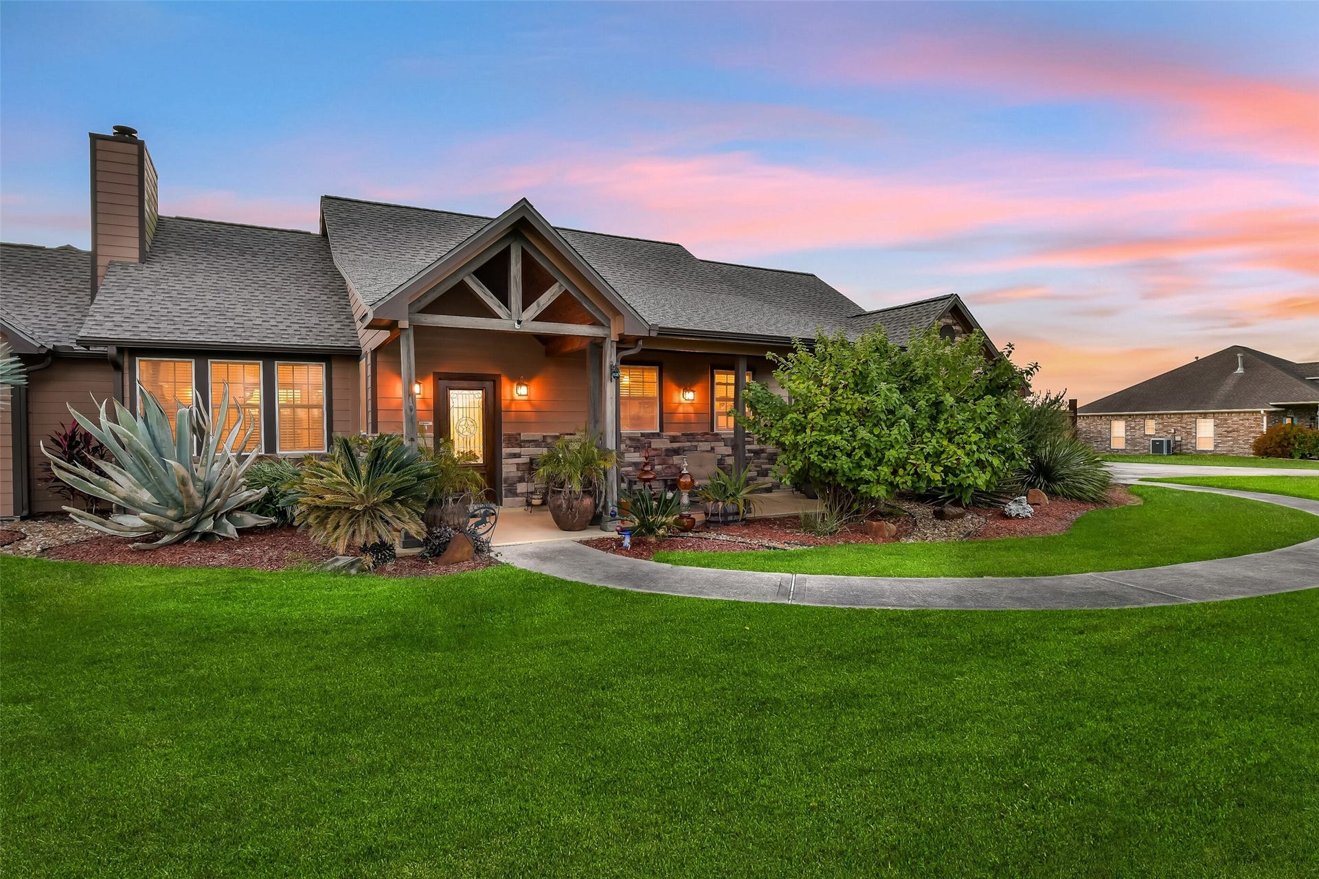 7703 Blimp Base Road, Hitchcock, TX 77563 Lovely home