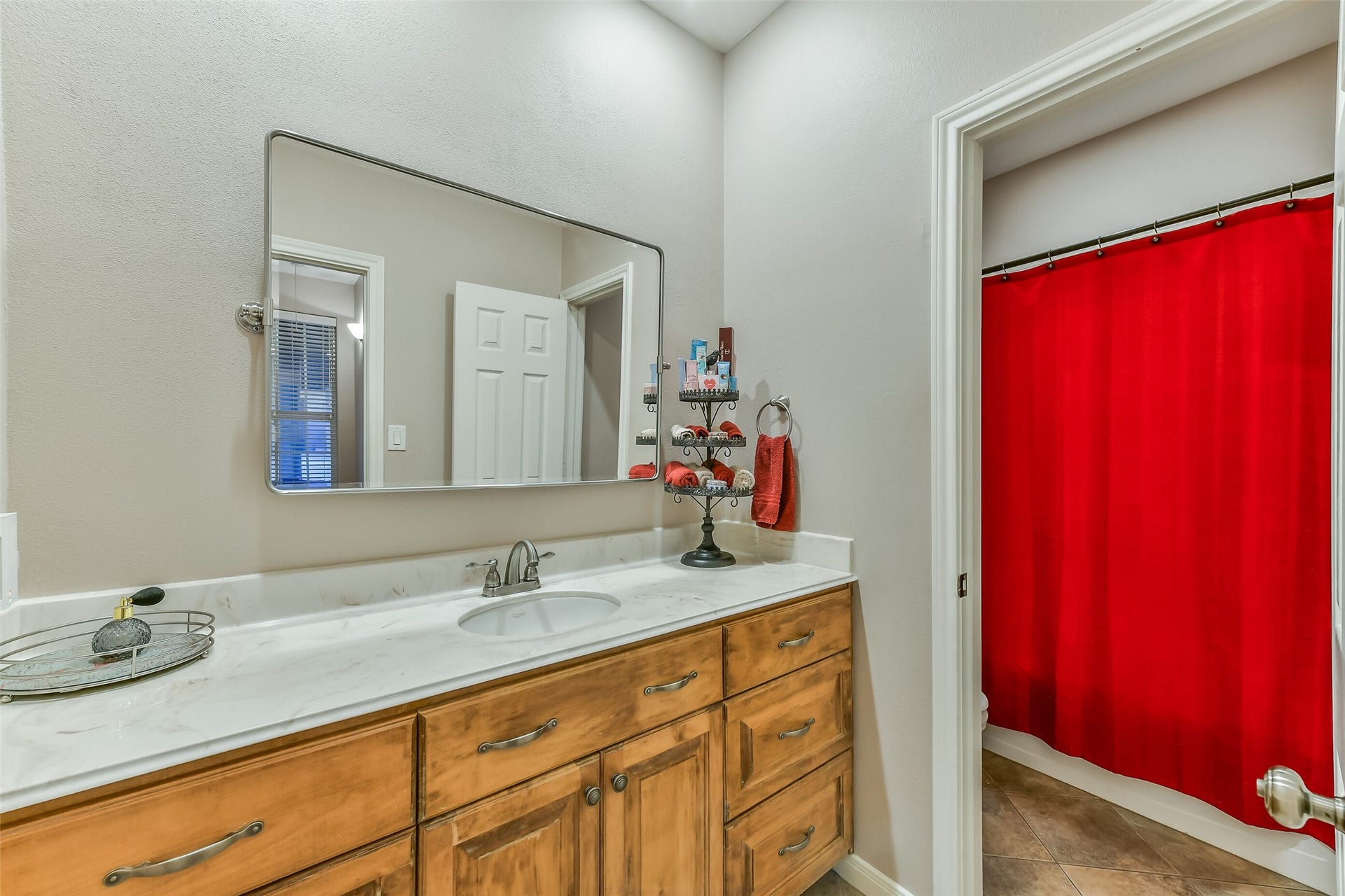 7703 Blimp Base Road, Hitchcock, TX 77563 Hall bathroom between bedrooms