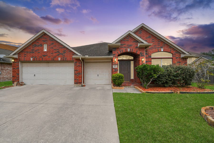 Property photo for 1103 Lake Shore Drive, Pearland, TX