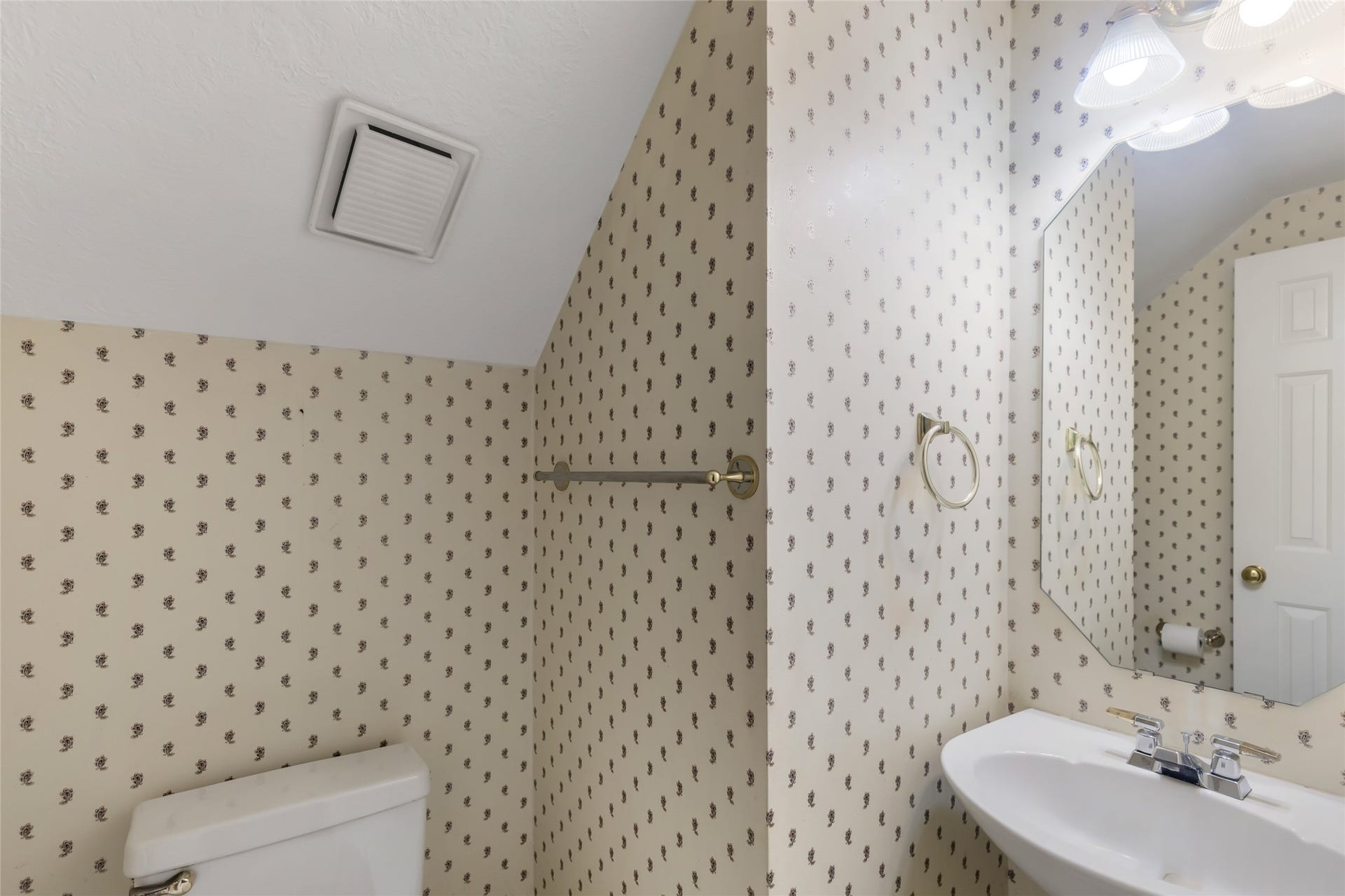 2007 Southern Place, Richmond, TX 77406 Half Bath downstairs by kitchen and living room