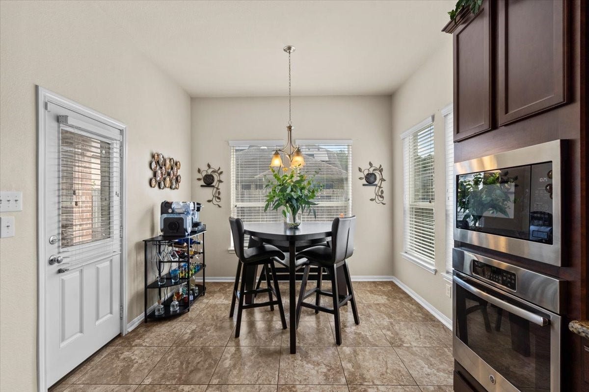 4329 S Meridian Greens Drive, Dickinson, TX 77539 Sunny breakfast area just off the kitchen.