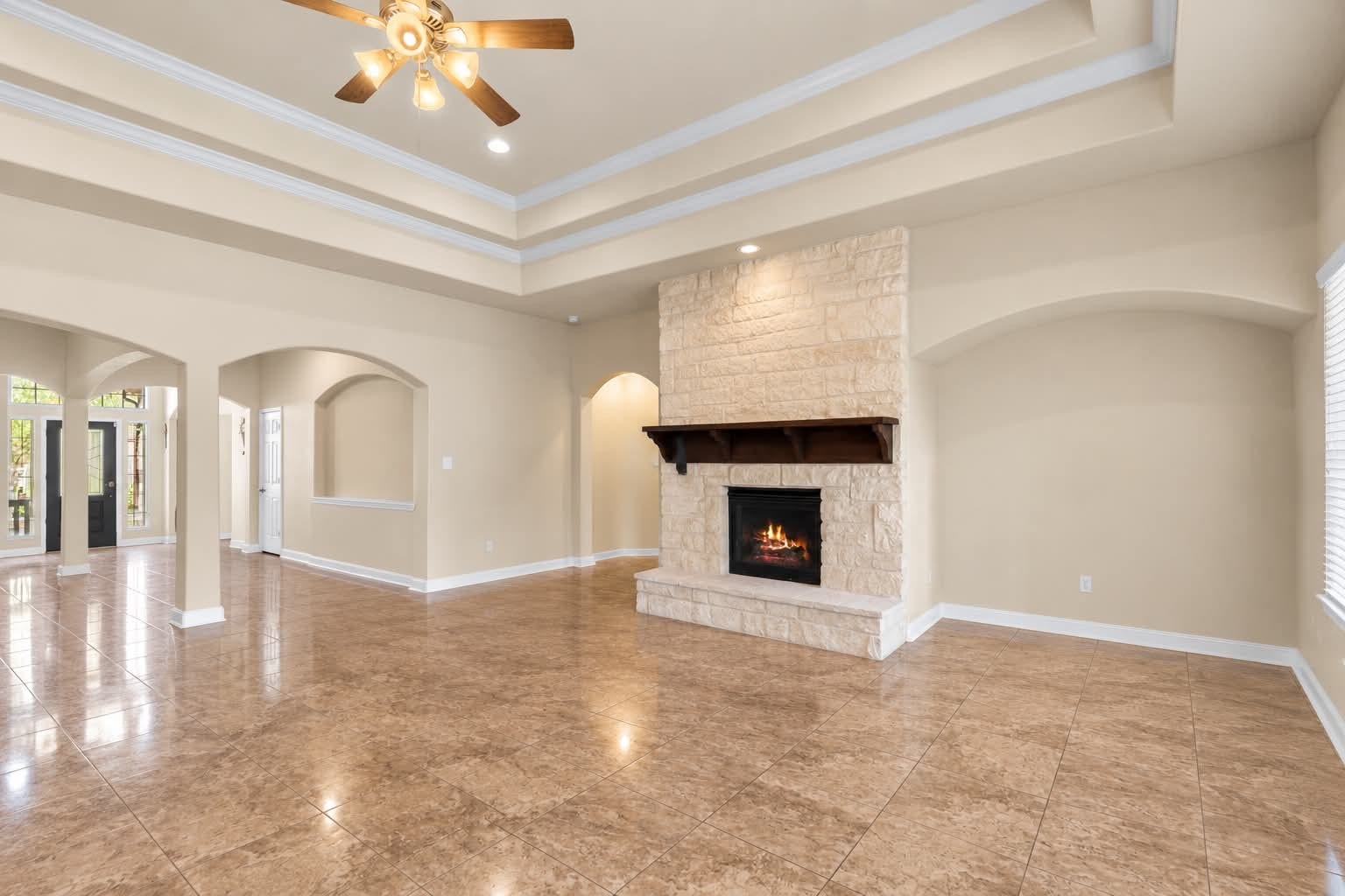4329 S Meridian Greens Drive, Dickinson, TX 77539 A clear look at the family room footprint, fireplace, and gleaming floors.