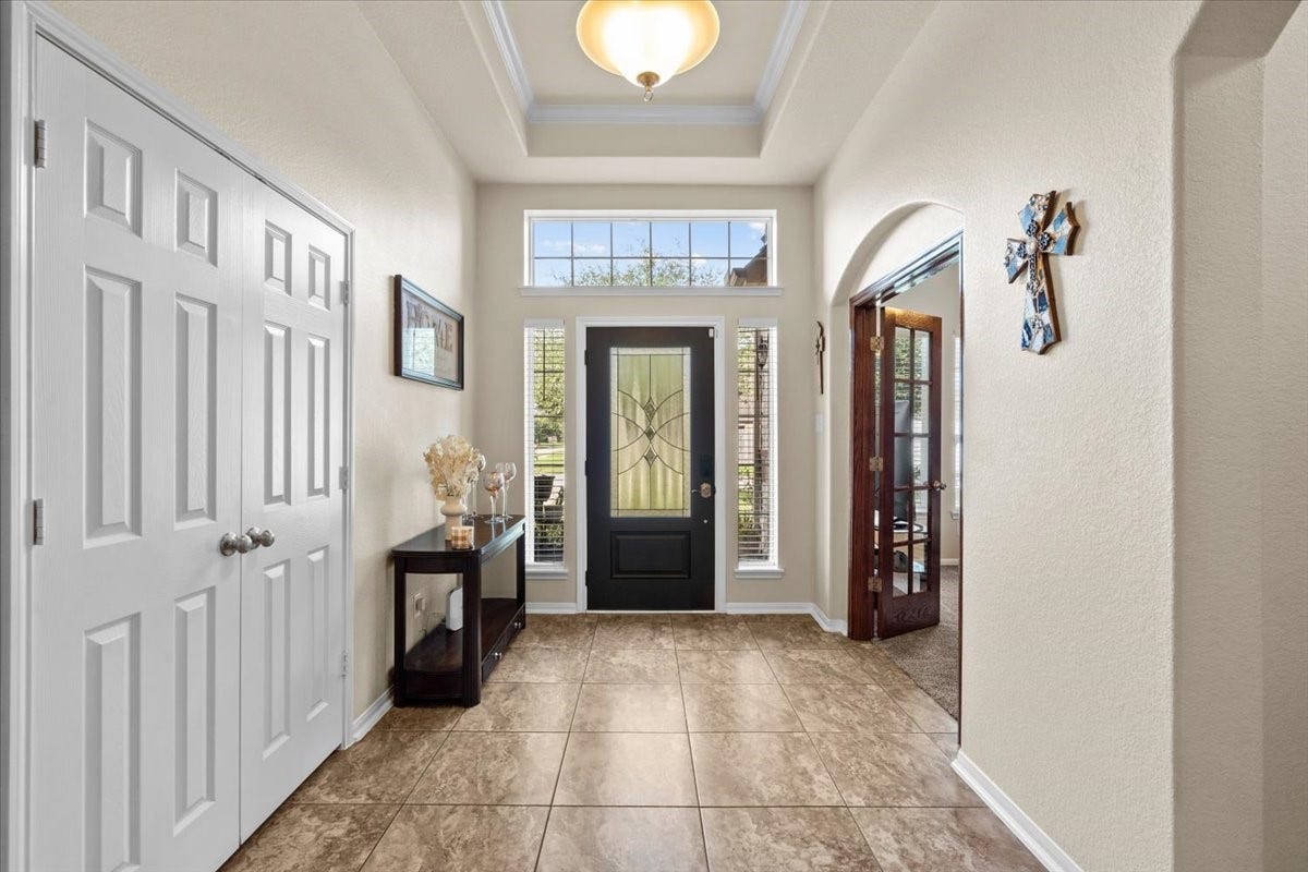 4329 S Meridian Greens Drive, Dickinson, TX 77539 Bright, welcoming foyer that sets the tone the moment you walk in.