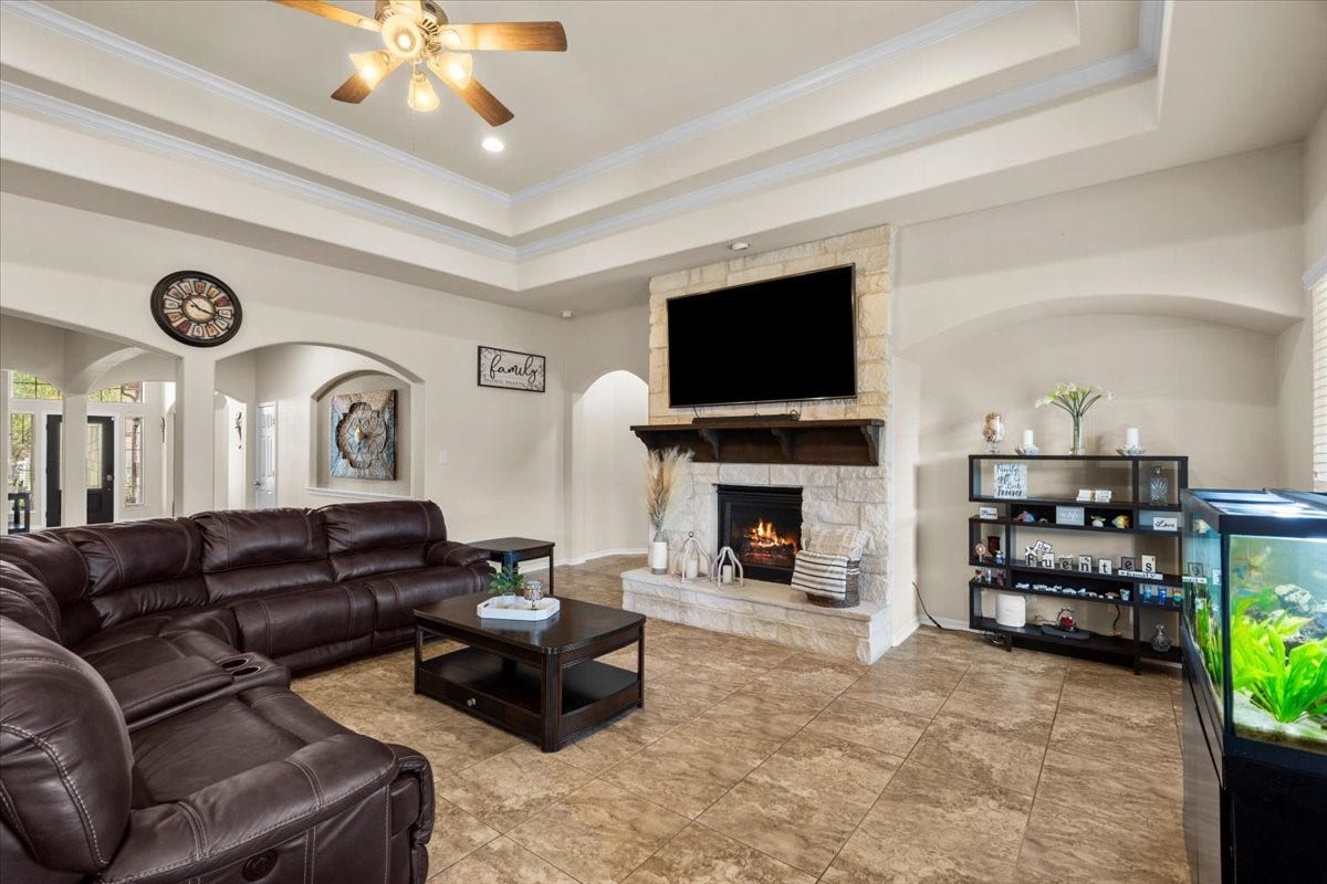 4329 S Meridian Greens Drive, Dickinson, TX 77539 Open, light-filled family room with ceiling fan and tons of space for seating.