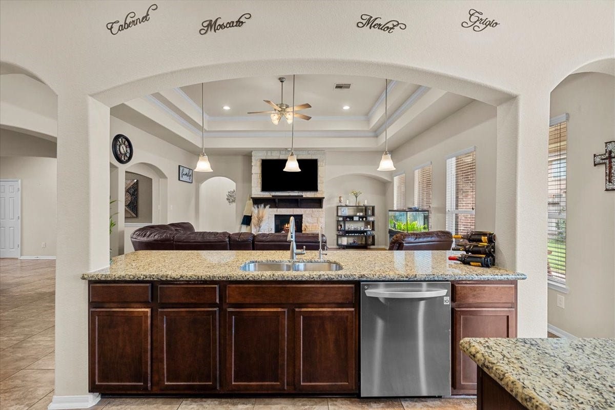 4329 S Meridian Greens Drive, Dickinson, TX 77539 The kitchen breakfast bar overlooks the family room, so the cook is never left out.