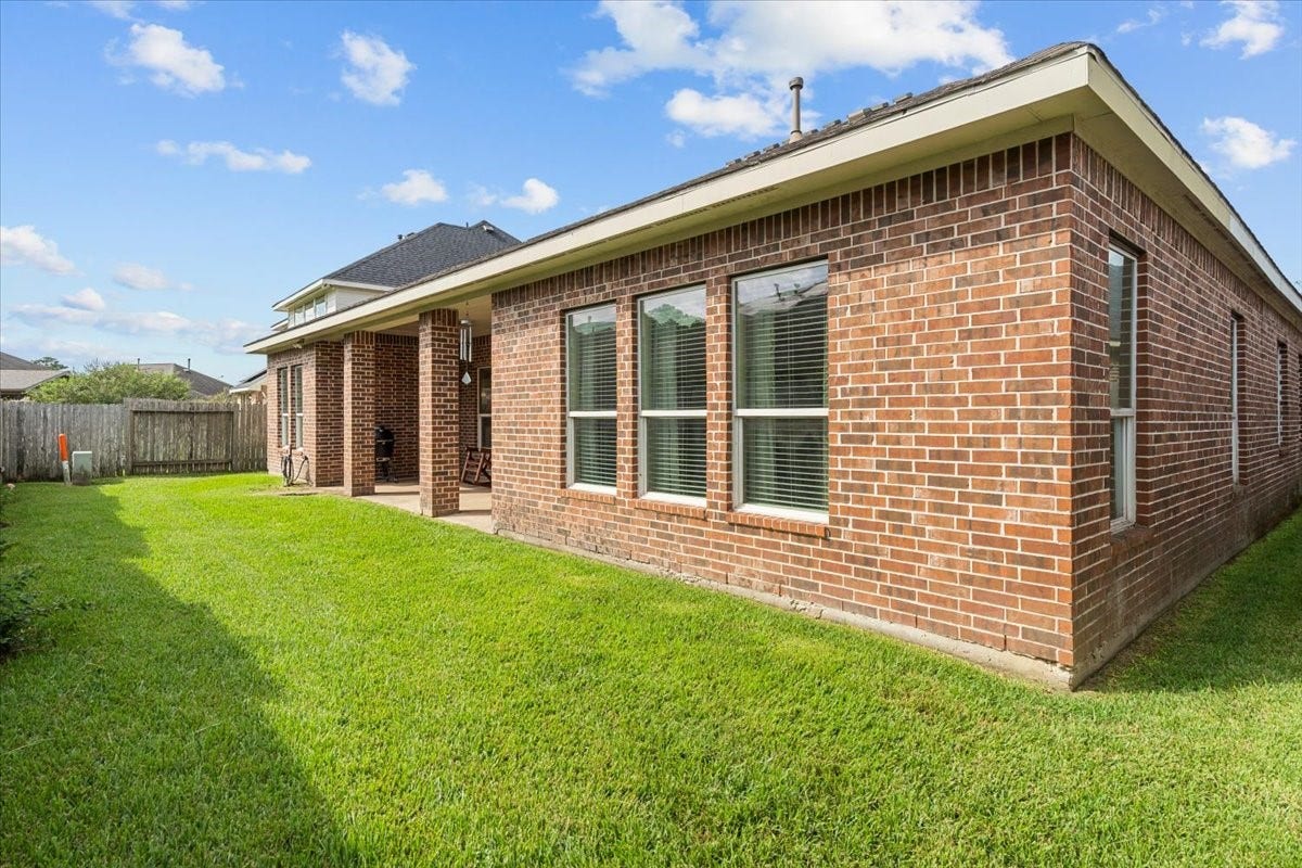 4329 S Meridian Greens Drive, Dickinson, TX 77539 Grassy backyard with room to play, garden, or add your own touches.