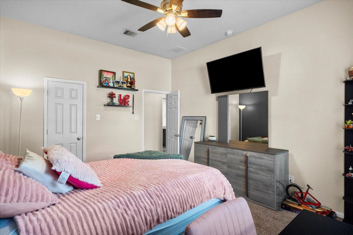 4329 S Meridian Greens Drive, Dickinson, TX 77539 Spacious secondary bedroom with ceiling fan.