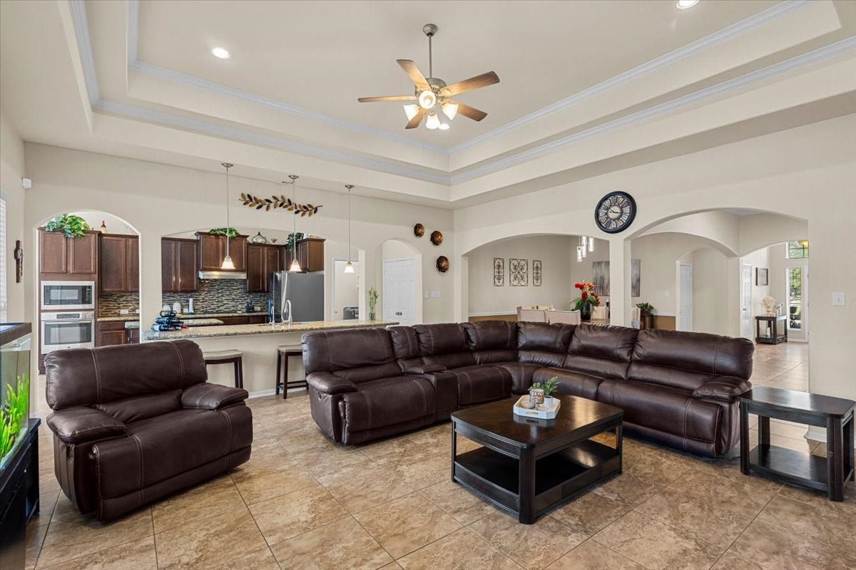 4329 S Meridian Greens Drive, Dickinson, TX 77539 Wide-angle view of the family room showcasing its generous size.