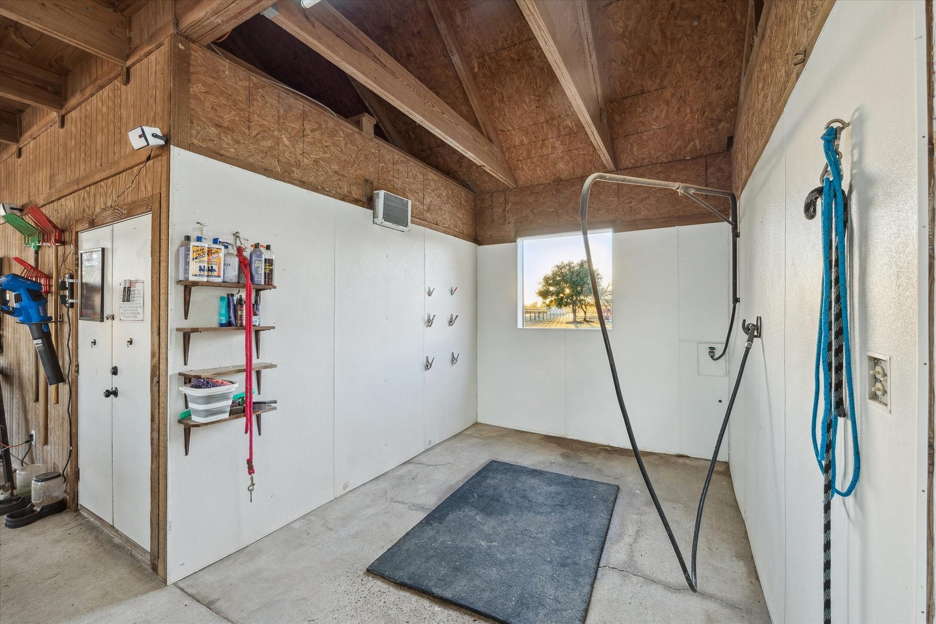 Complete with wall hooks, storage shelves, and a non-slip floor, this indoor wash rack is a premium feature for horse care. Clean and efficient, its ideal for grooming, bathing, or prepping before a ride.