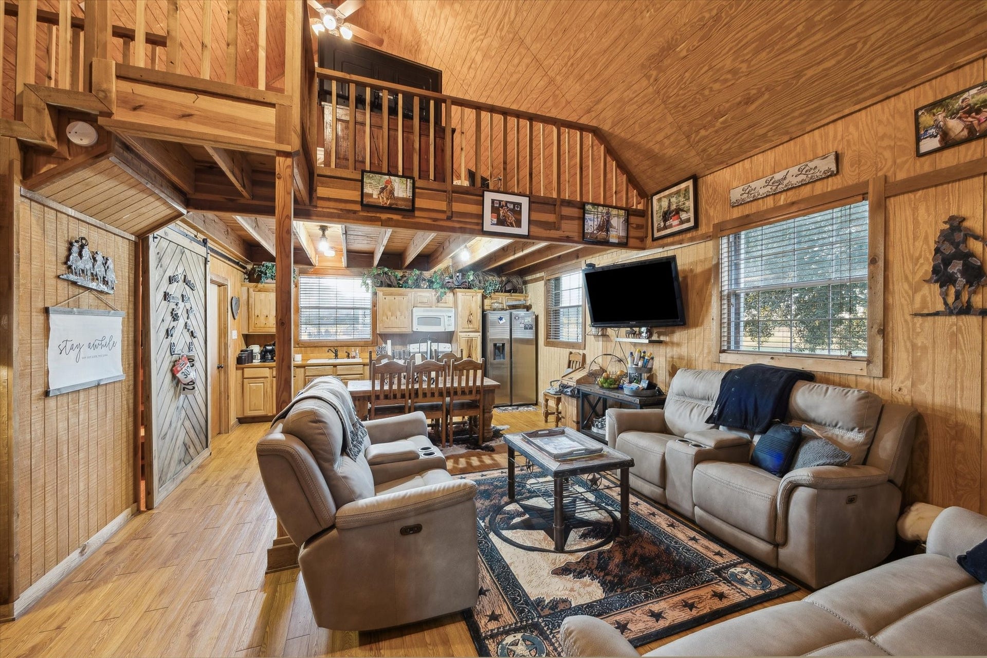 Vaulted wood ceilings, warm paneling, and an open loft give this cozy guest house its cabin-in-thecountry charm. With plush
recliners, dining space, and a full kitchen, its perfect for visitors, extended family, or a separate work/play zone.