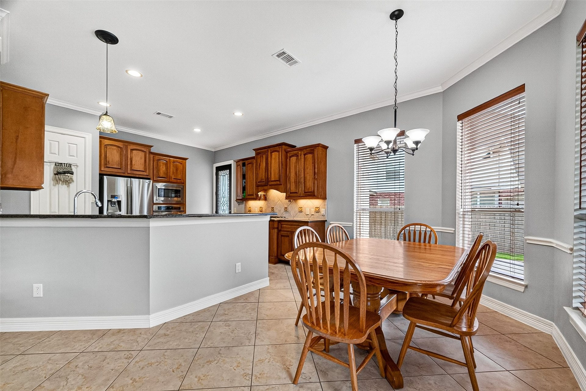 3102 Purple Finch, Missouri City, TX 77459 Large breakfast area