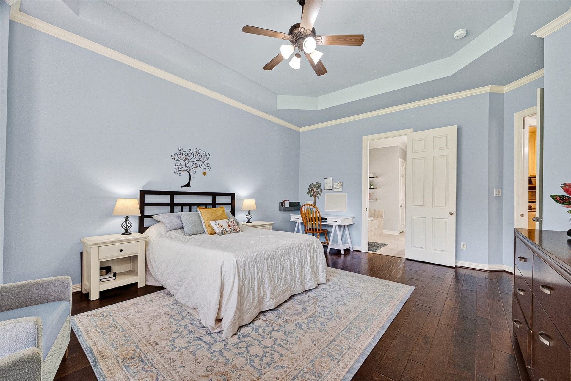 3102 Purple Finch, Missouri City, TX 77459 Downstairs primary suite with bay windows and tray ceiling.
