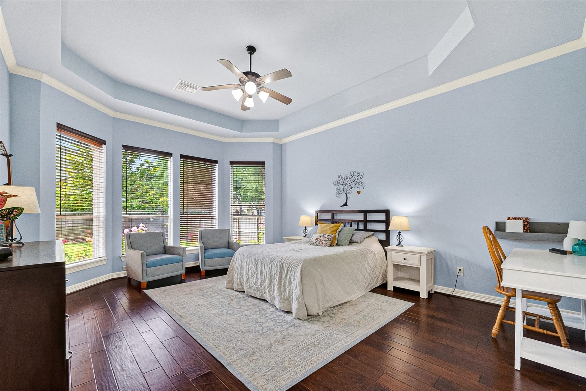 3102 Purple Finch, Missouri City, TX 77459 Downstairs primary suite with bay windows and tray ceiling.