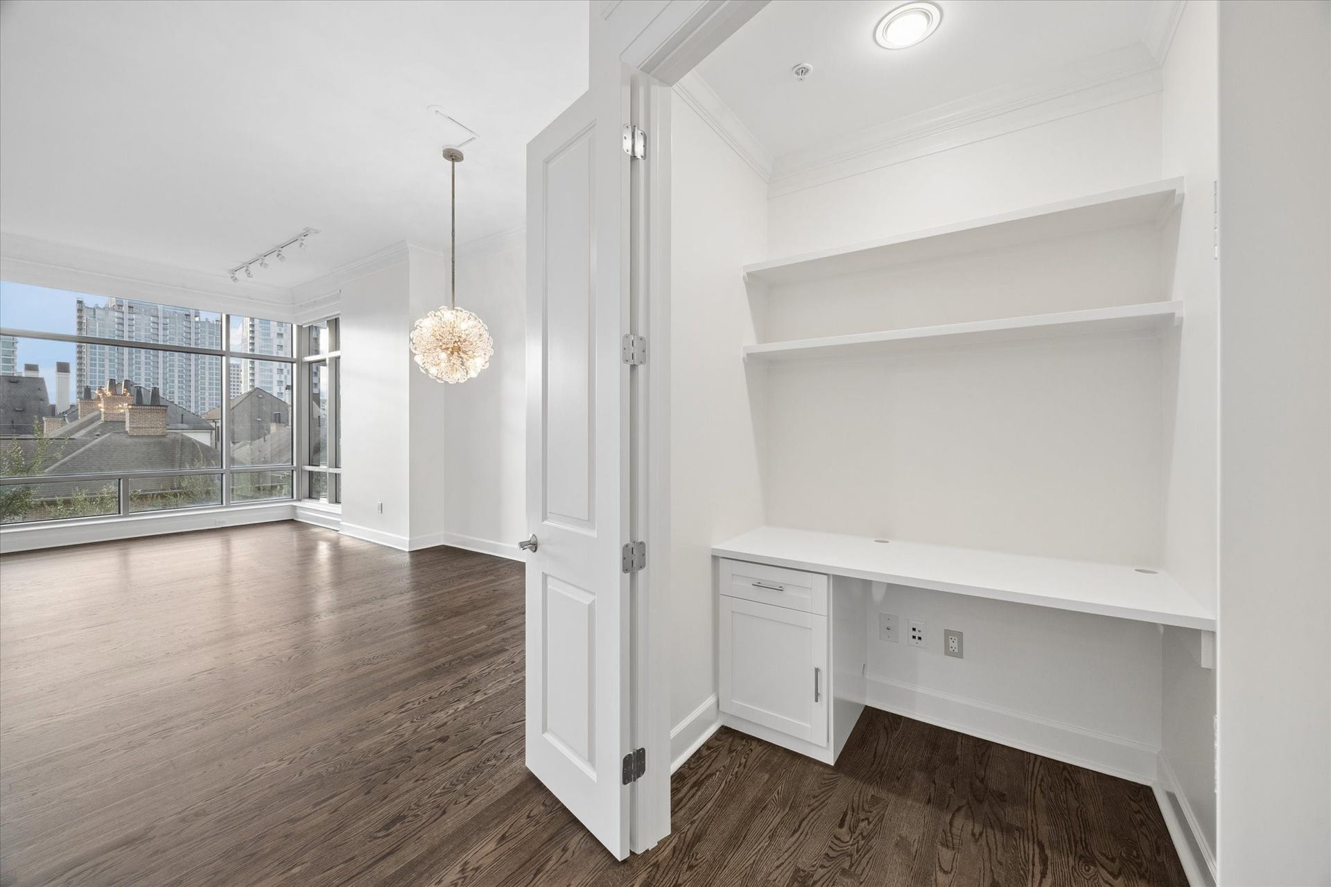2211 Briarglen Drive, #508, Houston, TX 77027 Home office/study nook