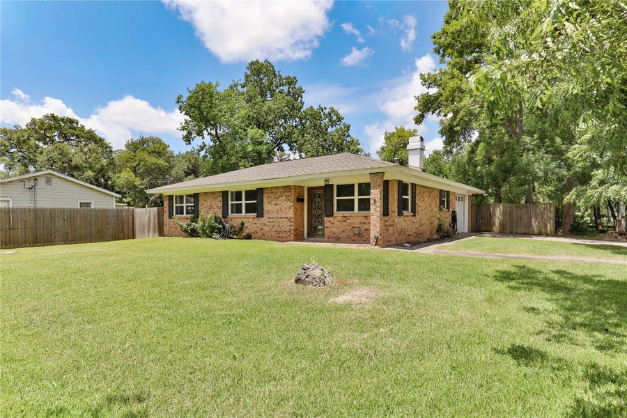 Property photo for 500 Smith Street, Clute, TX