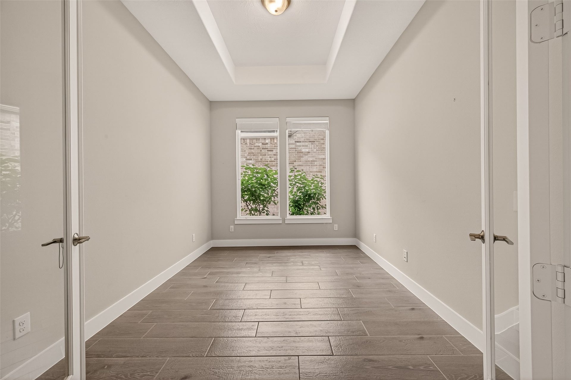 3415 Mckinney Ridge Drive, Houston, TX 77059 The dining/flex area has large windows that make this space light and bright.