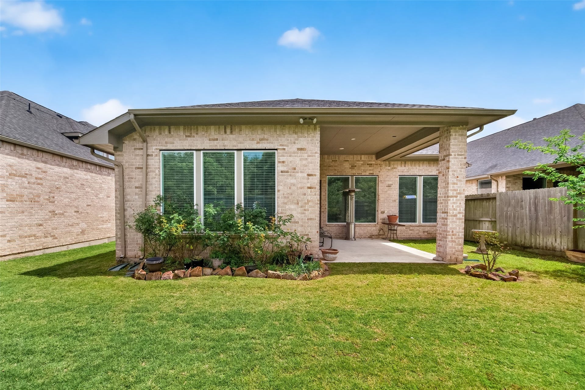 3415 Mckinney Ridge Drive, Houston, TX 77059 Covered patio area is great for entertaining friends and famliy.