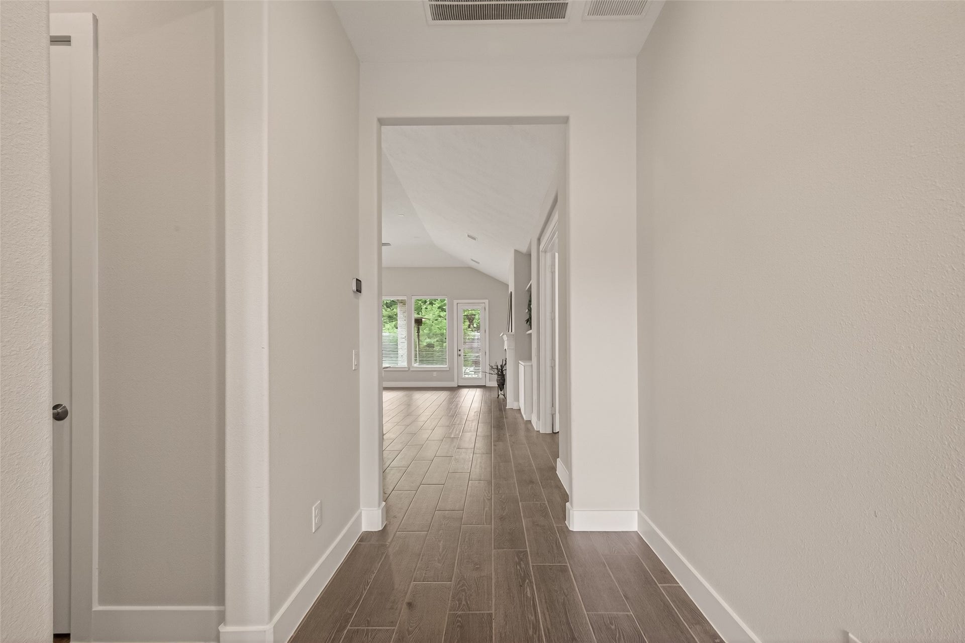 3415 Mckinney Ridge Drive, Houston, TX 77059 Elegant gallery entry with high ceiling.