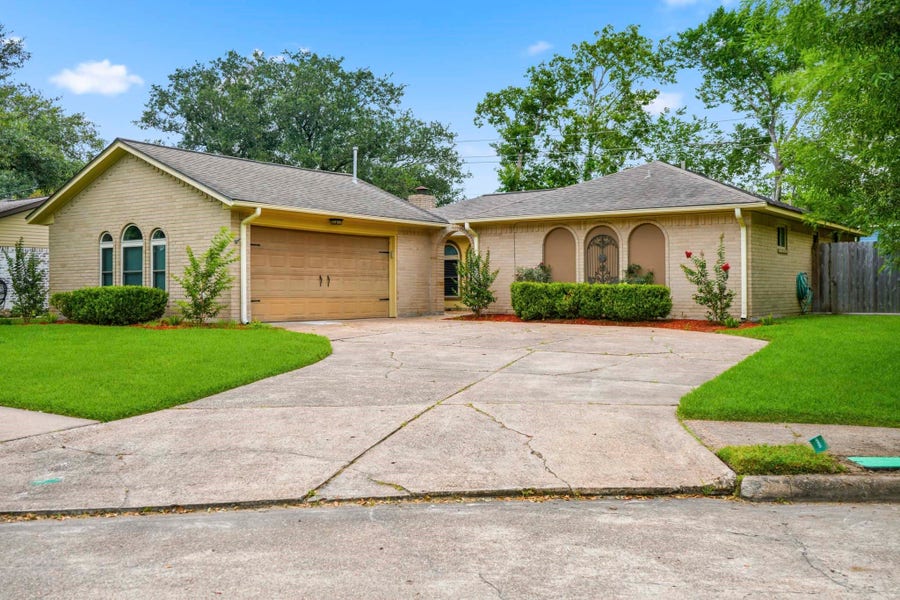 Property photo for 2708 Shady Creek Drive, Pearland, TX